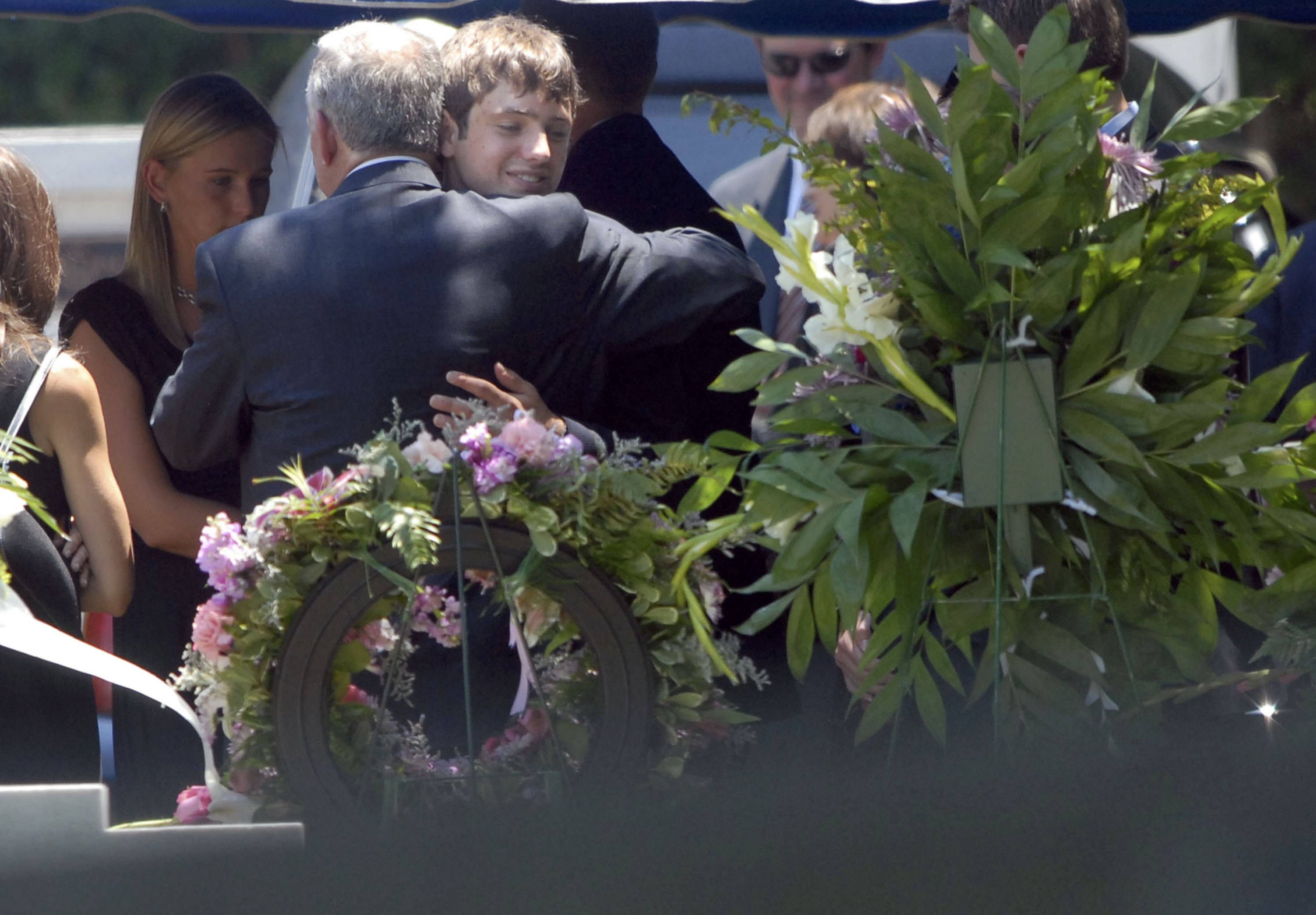 John Ramsey umarmt Burke Ramsey am Grab von JonBenet Ramsey am 29. Juni 2006 in Marietta, Georgia. | Quelle: Getty Images