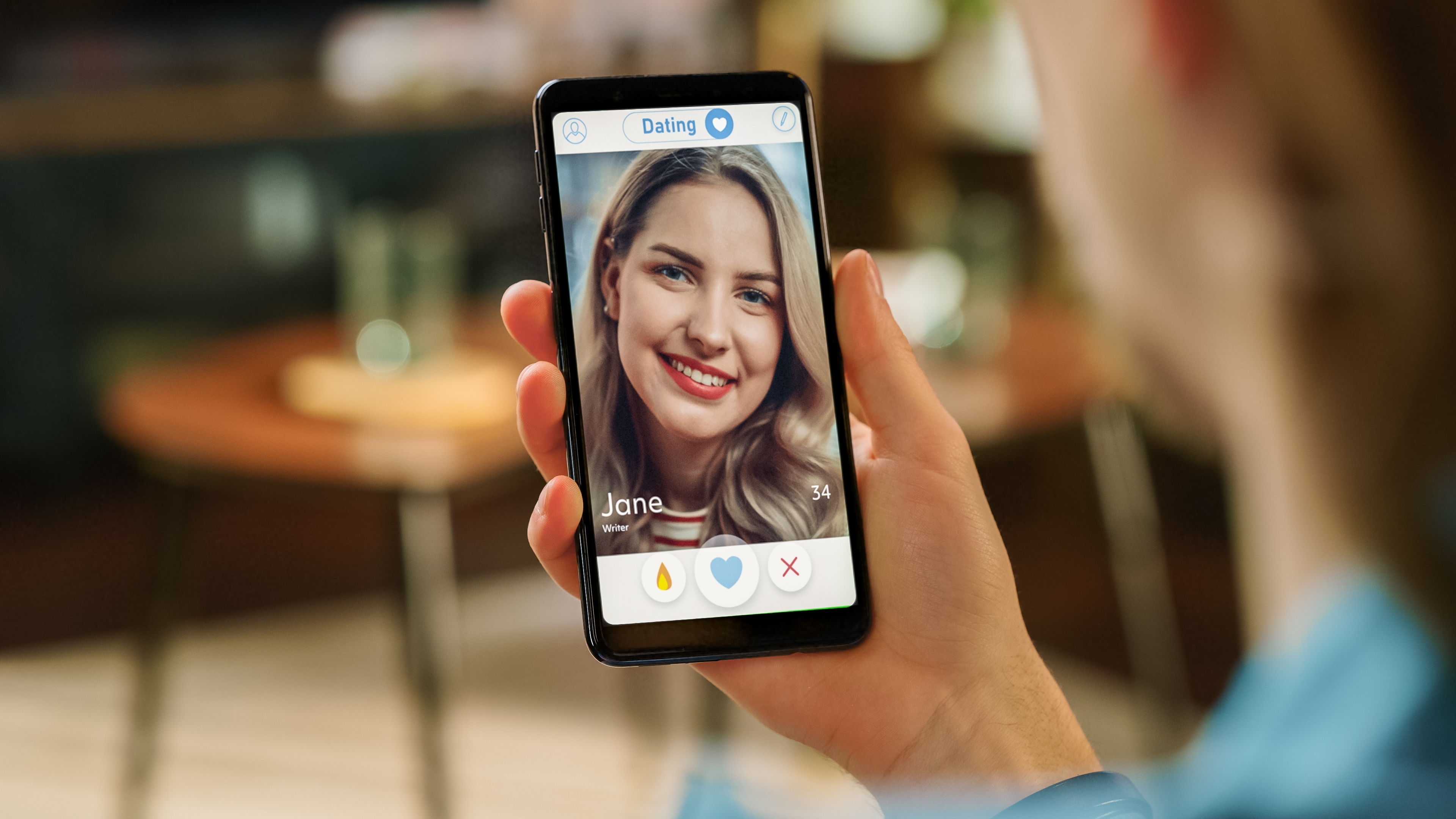 Eine Person, die eine Dating-App nutzt | Quelle: Shutterstock
