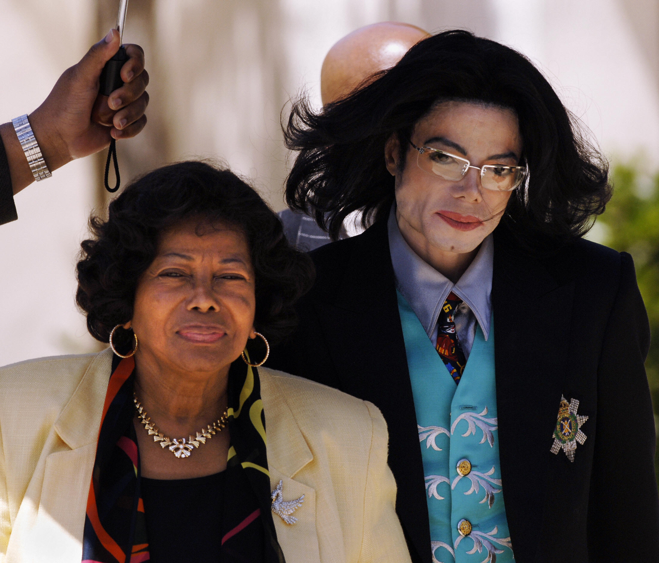 Katherine und Michael Jackson verlassen am 21. April 2005 das Santa Barbara County Court in Santa Maria, Kalifornien. | Quelle: Getty Images