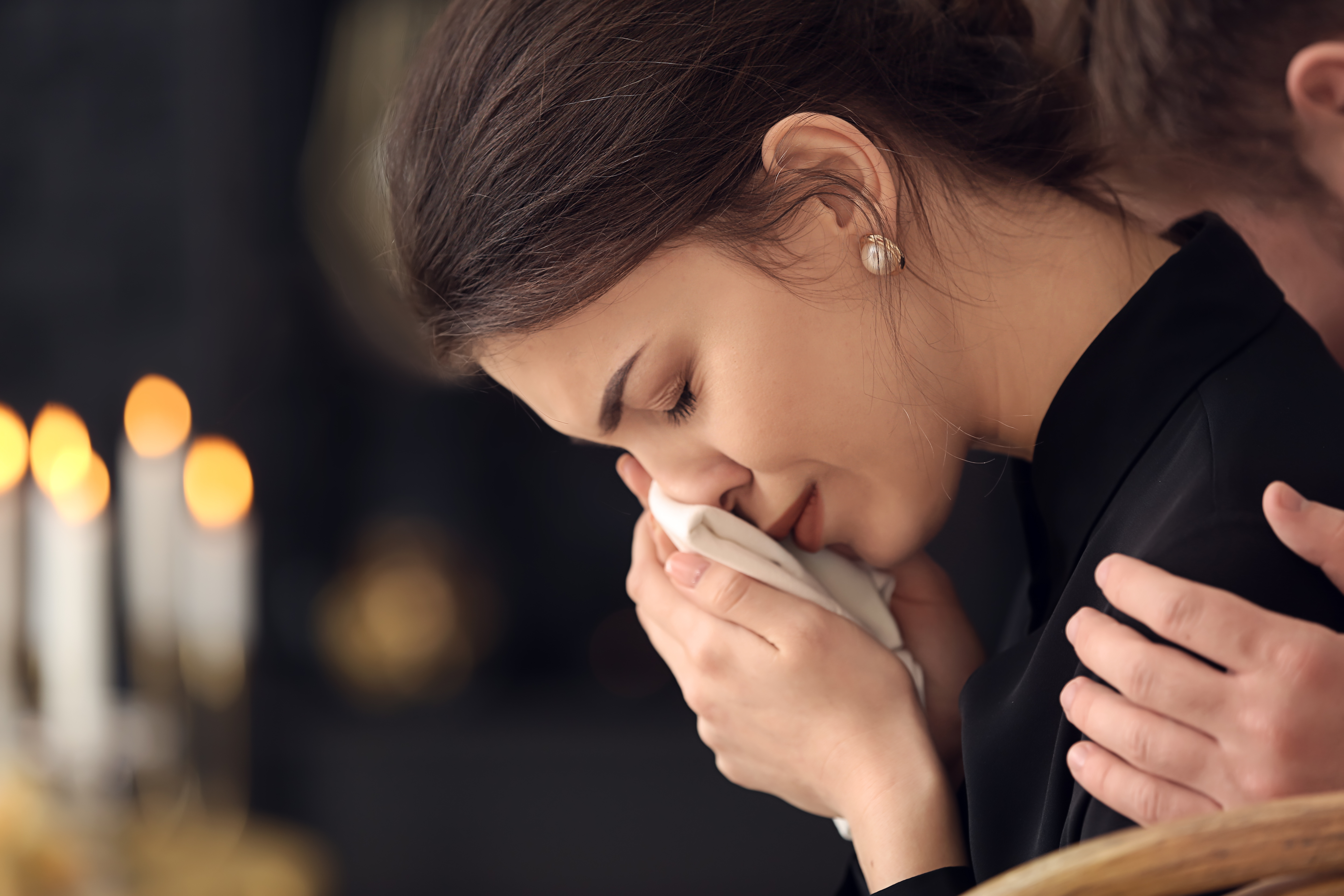 Eine Frau weint in ein Taschentuch | Quelle: Shutterstock