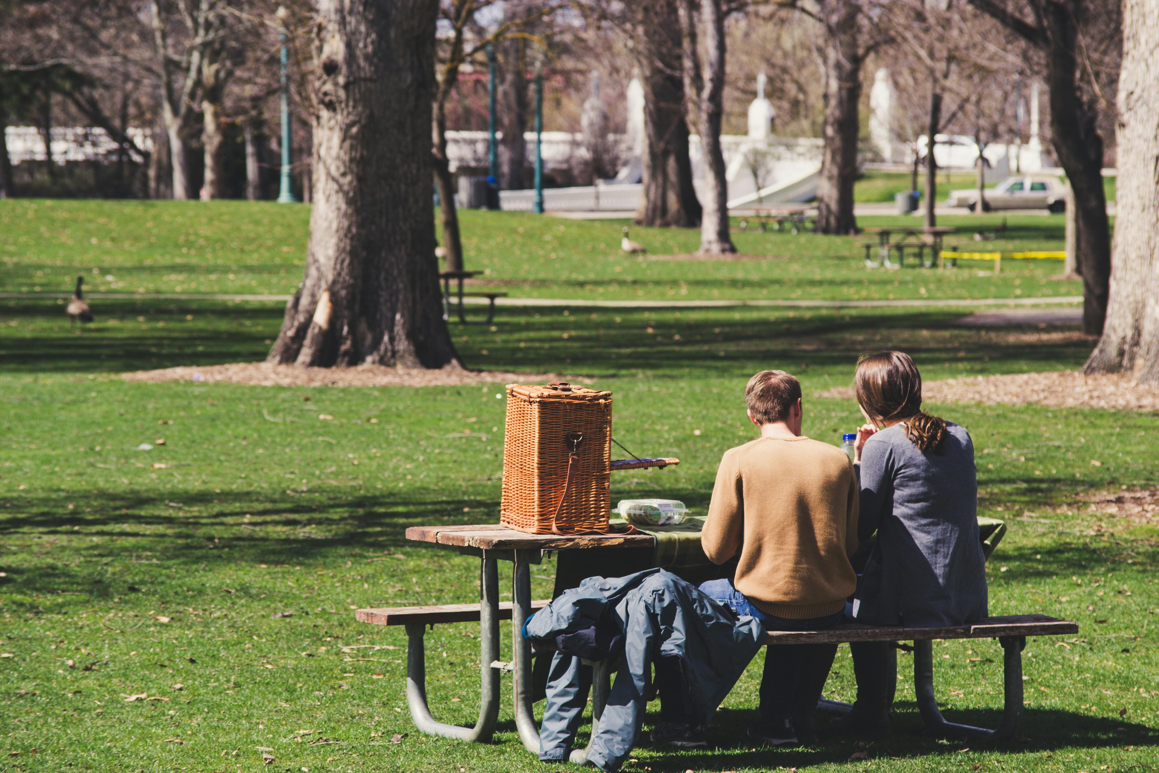Ein Mann und eine Frau sitzen an einem Picknicktisch | Quelle: Pexels