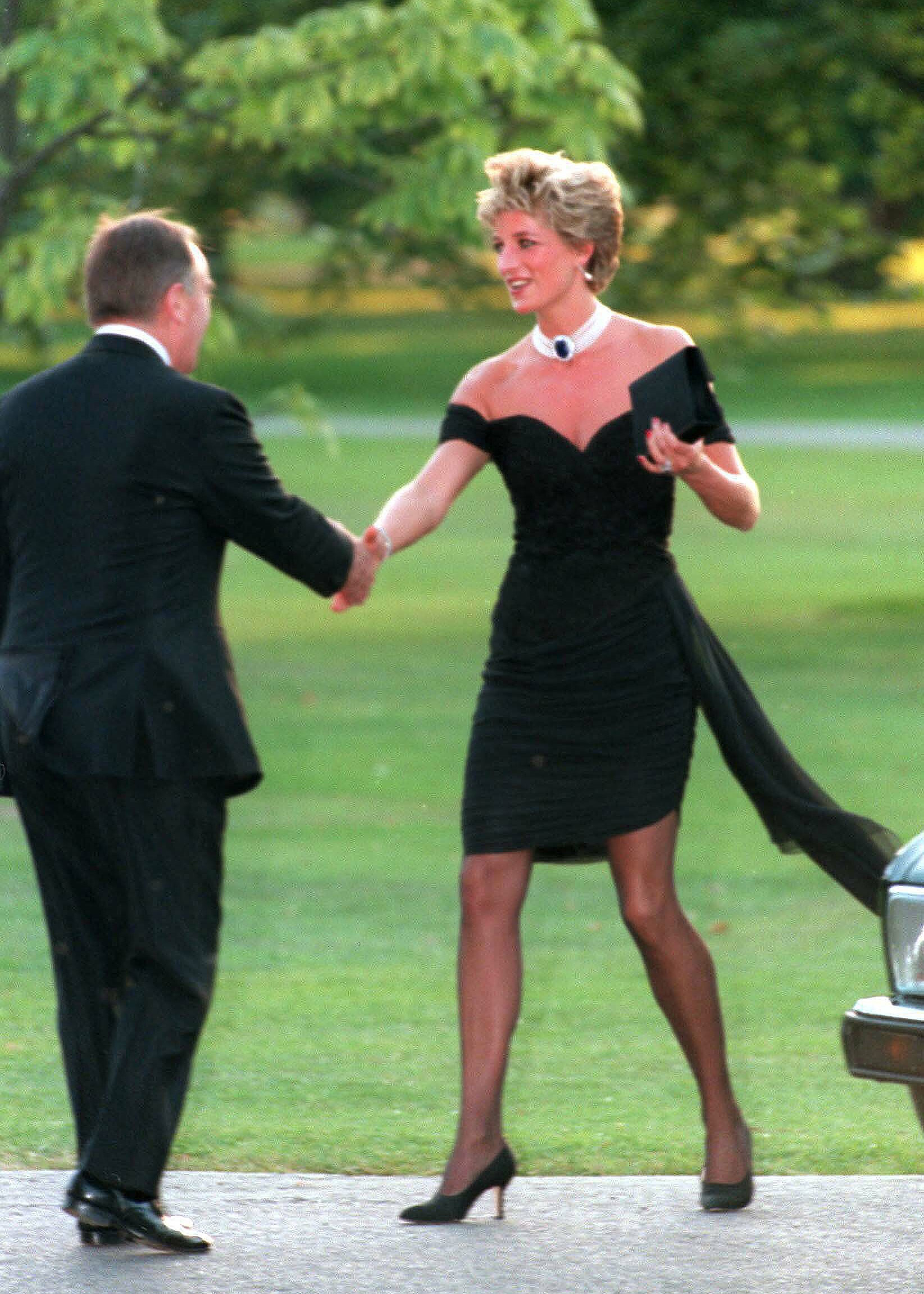 Diana, Prinzessin von Wales, trägt das atemberaubende schwarze Kleid, das Christina Stambolian für die Vanity Fair Party in der Serpentine Gallery in London, England, am 29. Juni 1994 in Auftrag gegeben hat | Quelle: Getty Images