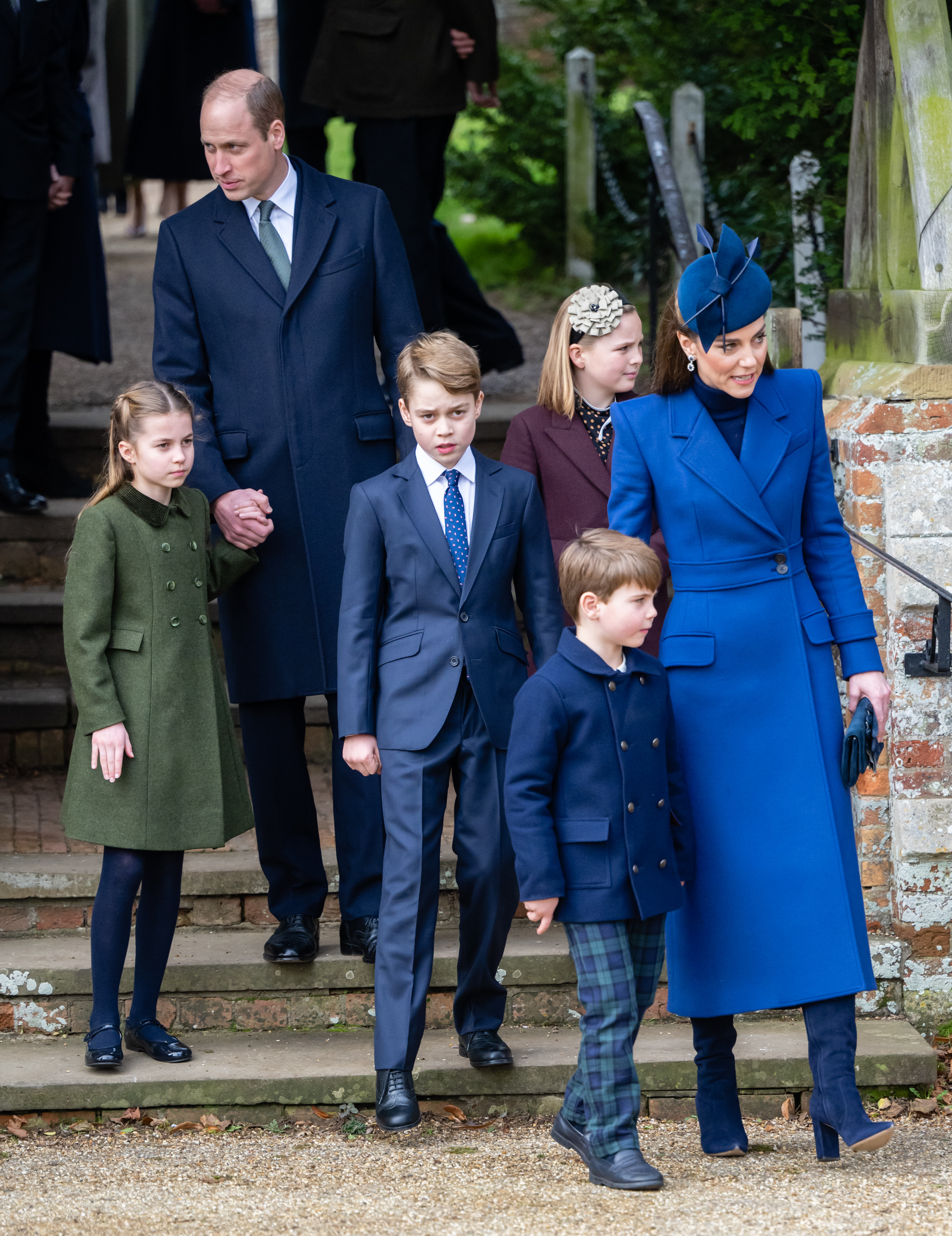 Der Prinz und die Prinzessin von Wales mit ihren drei Kindern während der Feierlichkeiten am Weihnachtsmorgen in Sandringham am 25. Dezember 2023 | Quelle: Getty Images