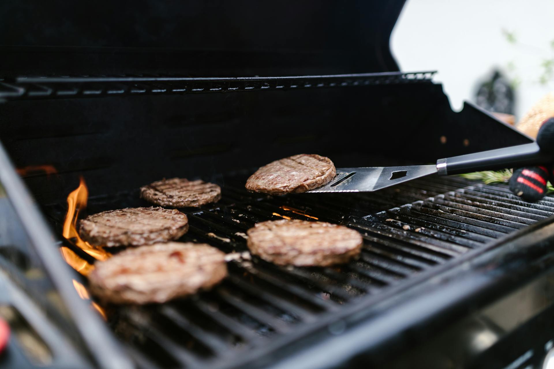 Eine Nahaufnahme vom Grillen von Burgern | Quelle: Pexels