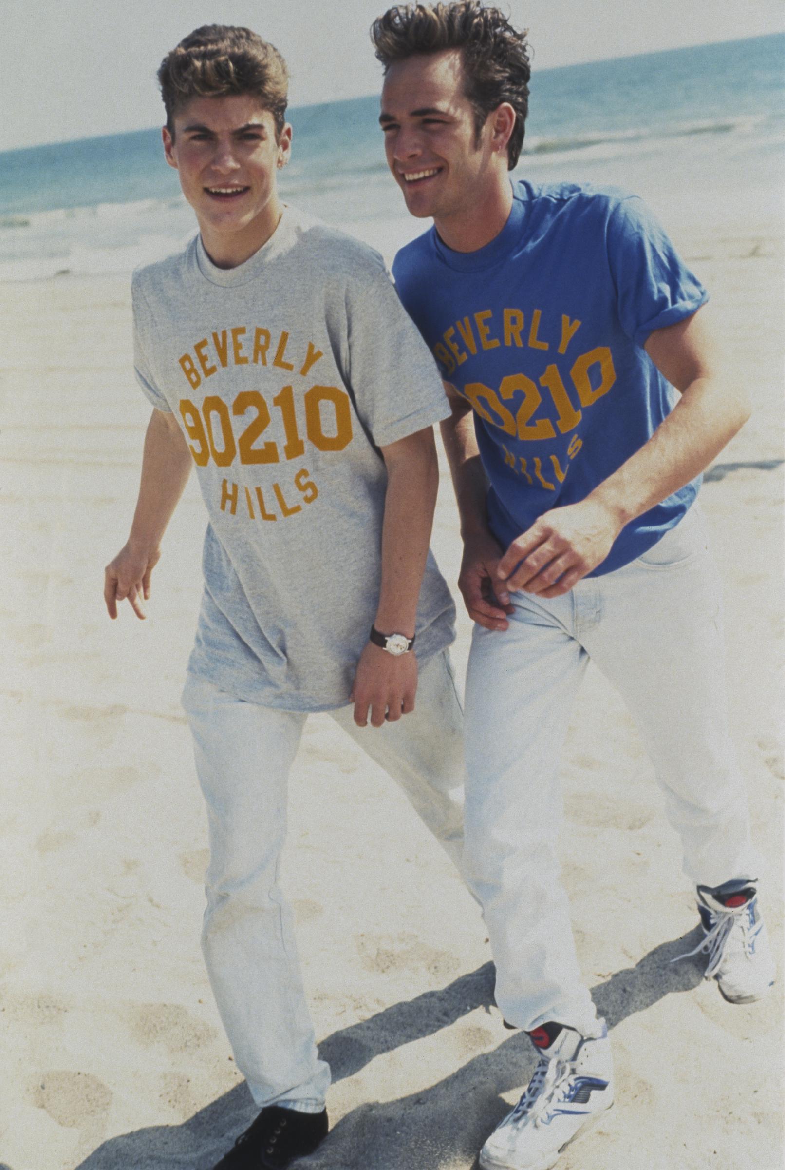 Brian Austin Green und Luke Perry bei den Dreharbeiten zu "Beverly Hills, 90210". | Quelle: Getty Images