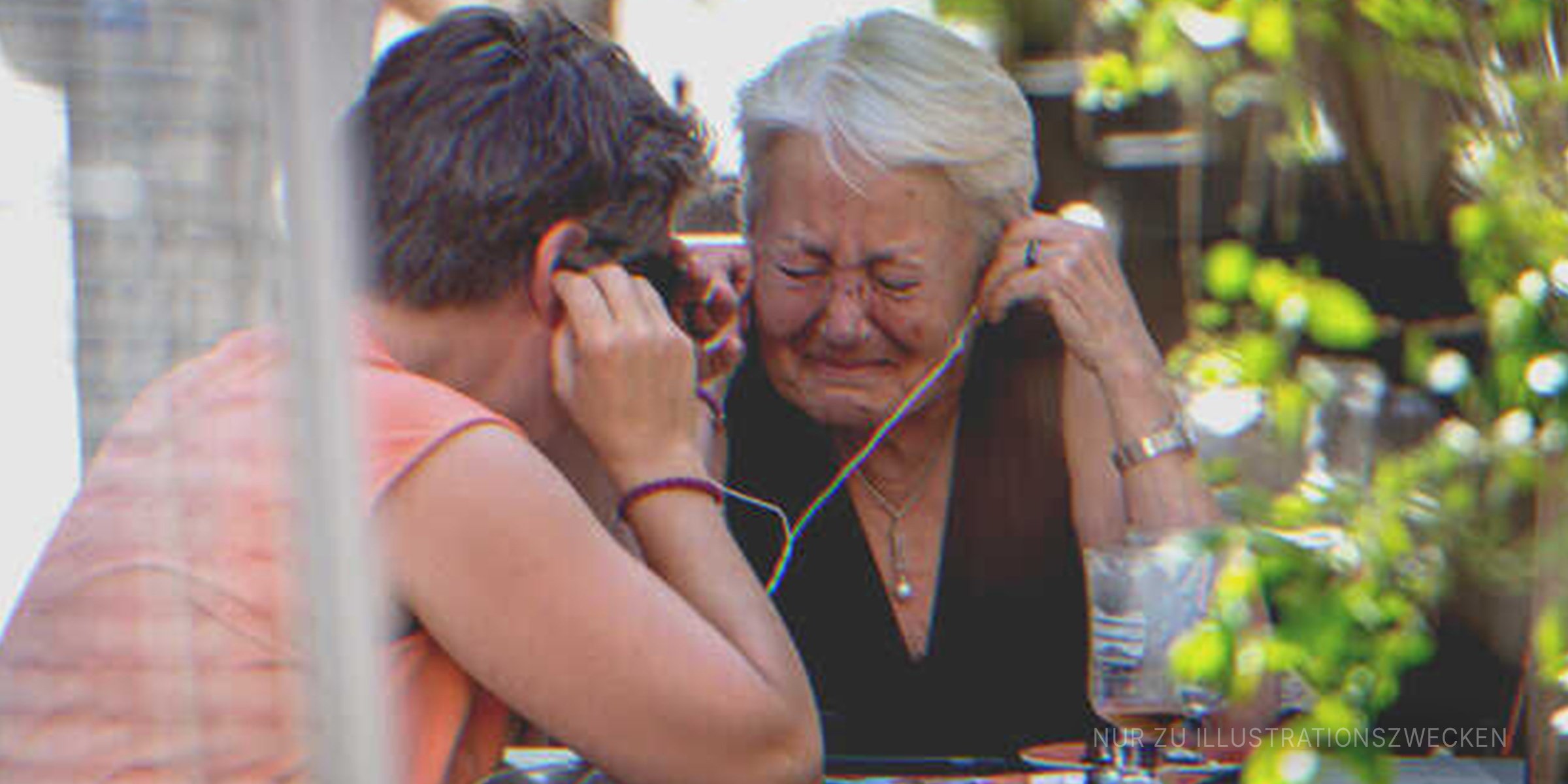 Zwei ältere Frauen, die dem Telefon lauschen und weinen | Quelle: Shutterstock