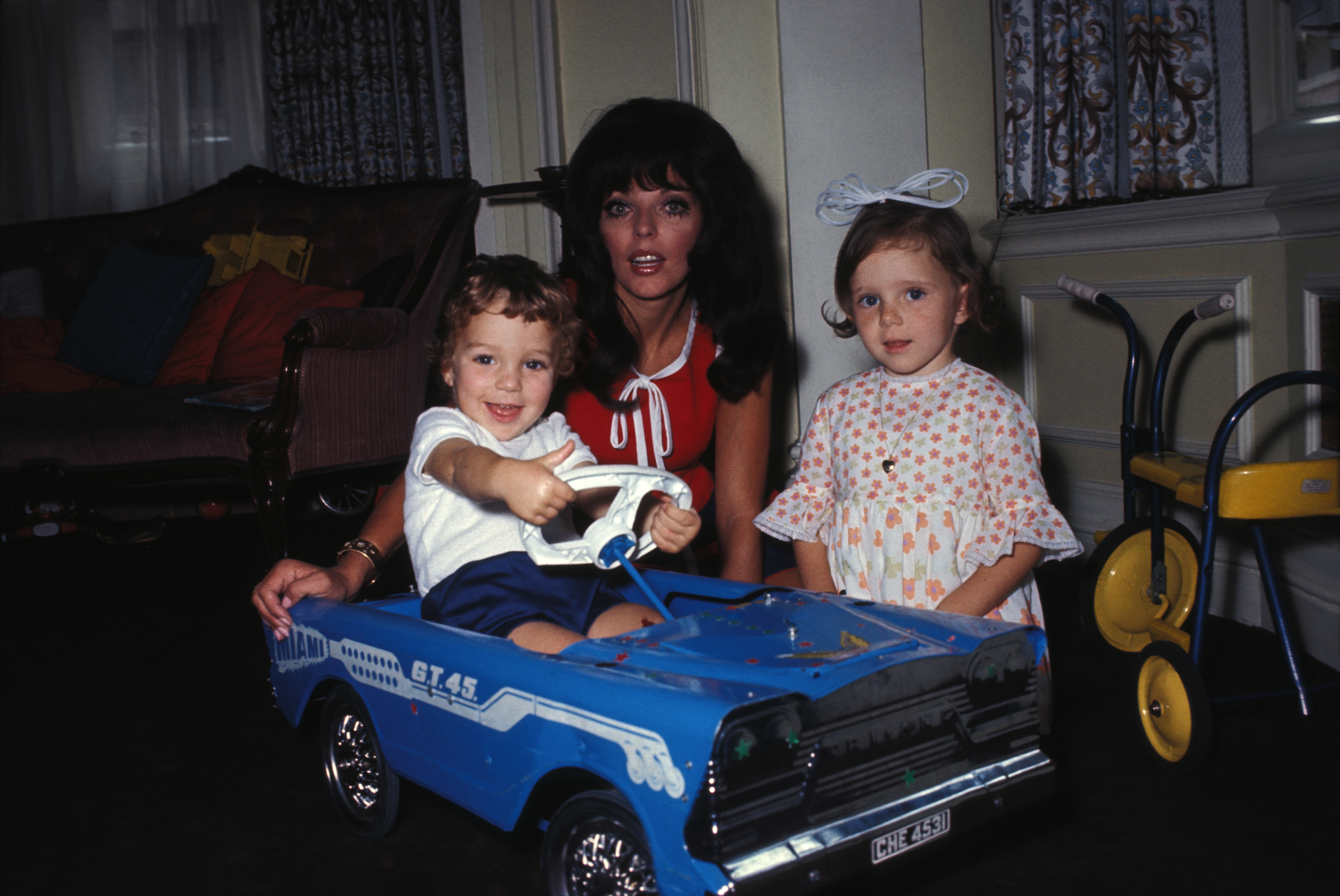 Ein undatiertes Foto von Joan Collins und ihren Kindern in ihrem Haus in Kalifornien | Quellen: Getty Images