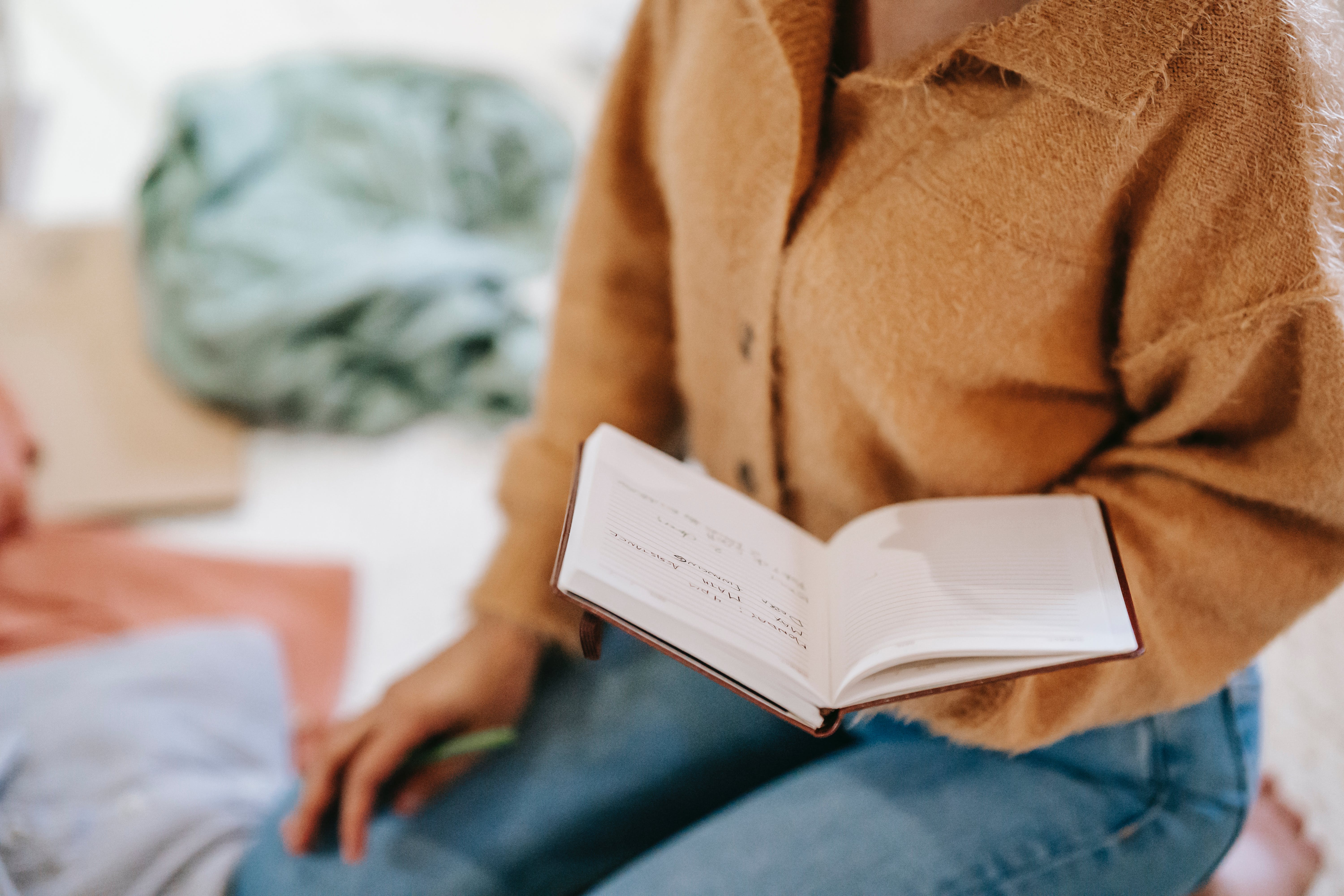 Eine Frau liest in einem Buch | Quelle: Pexels