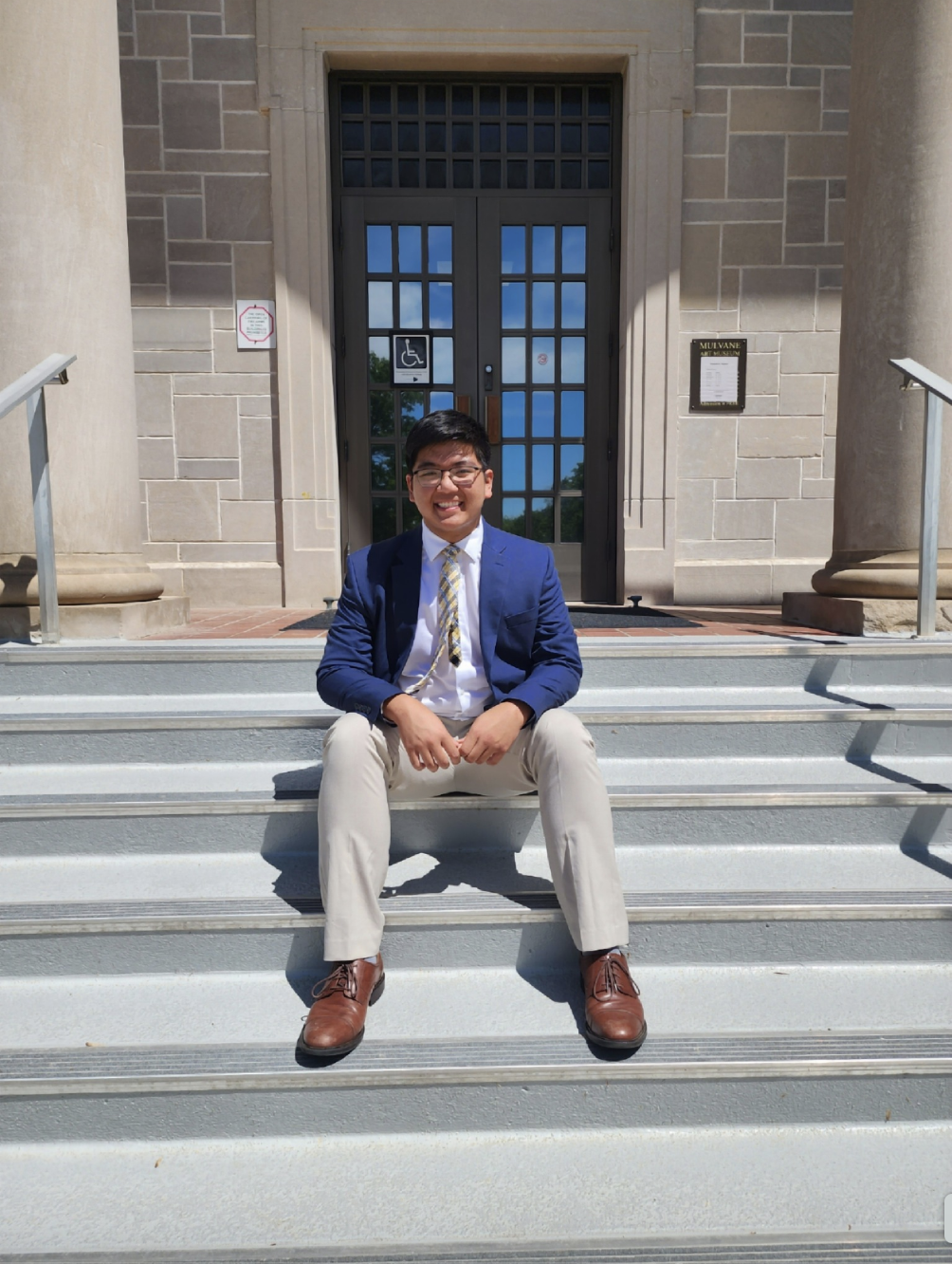 Austin Tran sitzt auf der Treppe auf einem Foto, das am 6. Mai 2025 geteilt wurde | Quelle: Facebook/Austin Tran ist in der University of Notre Dam zu sehen, am 6. April 2025 | Quelle: Facebook/anntravels2