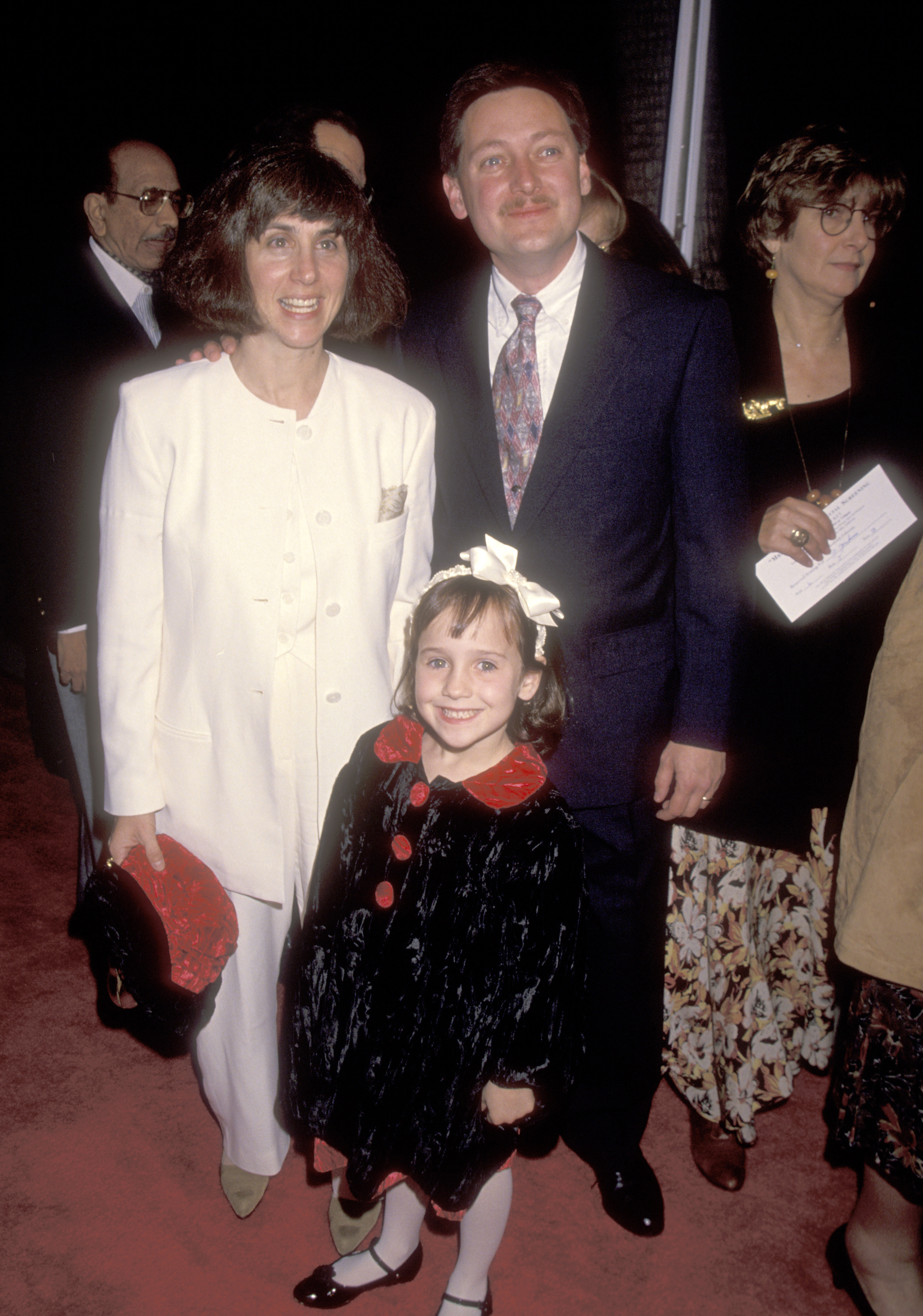 Mara Wilson, Suzie Shapiro und Michael Wilson bei der Premiere von "Mrs. Doubtfire" in Beverly Hills, Kalifornien, am 22. November 1993 | Quelle: Getty Images