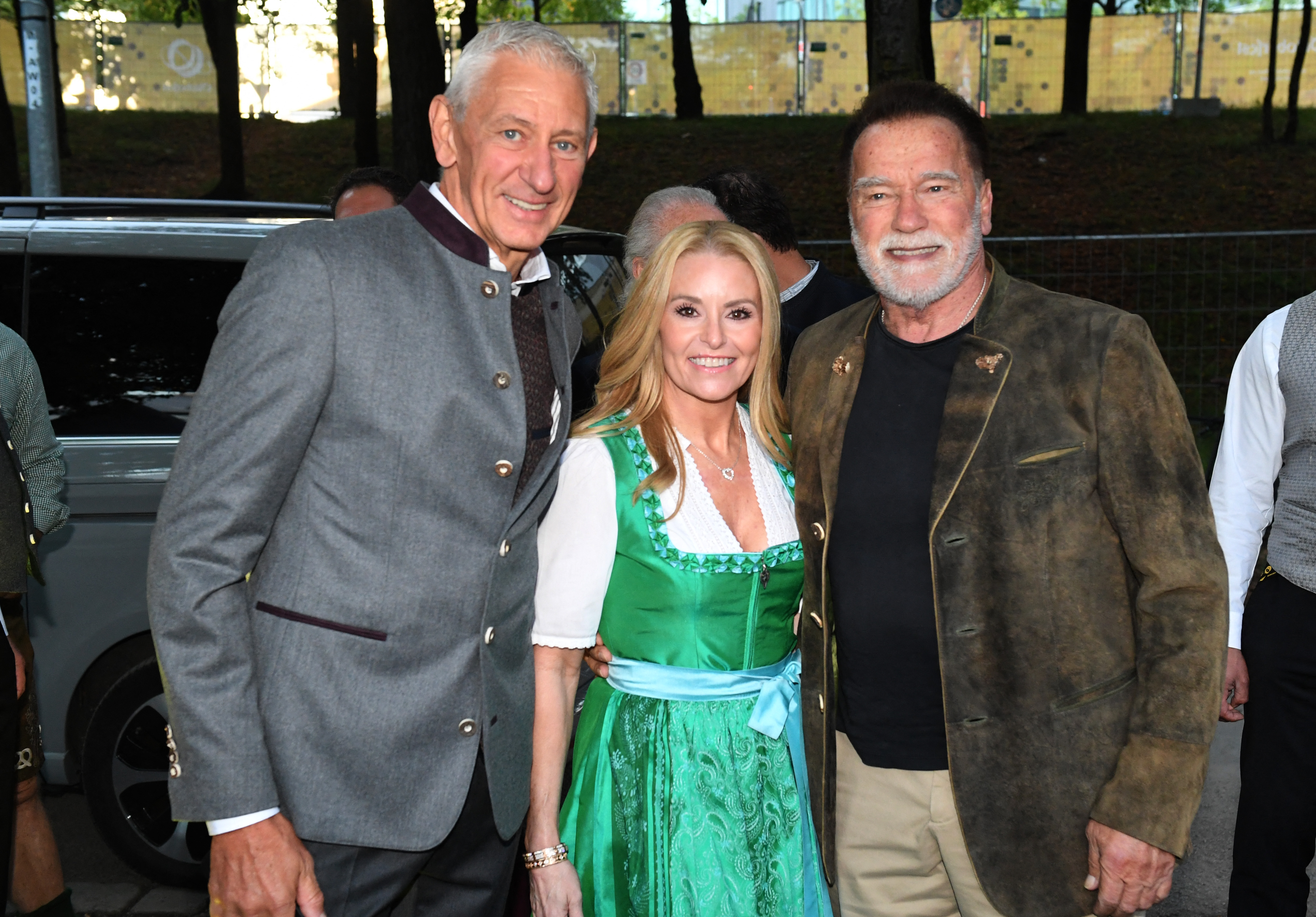 Siegfried Able (von links nach rechts), der Schauspieler Arnold Schwarzenegger und Schwarzeneggers Partnerin Heather Milligan am 22. September 2026 | Quelle: Getty Images