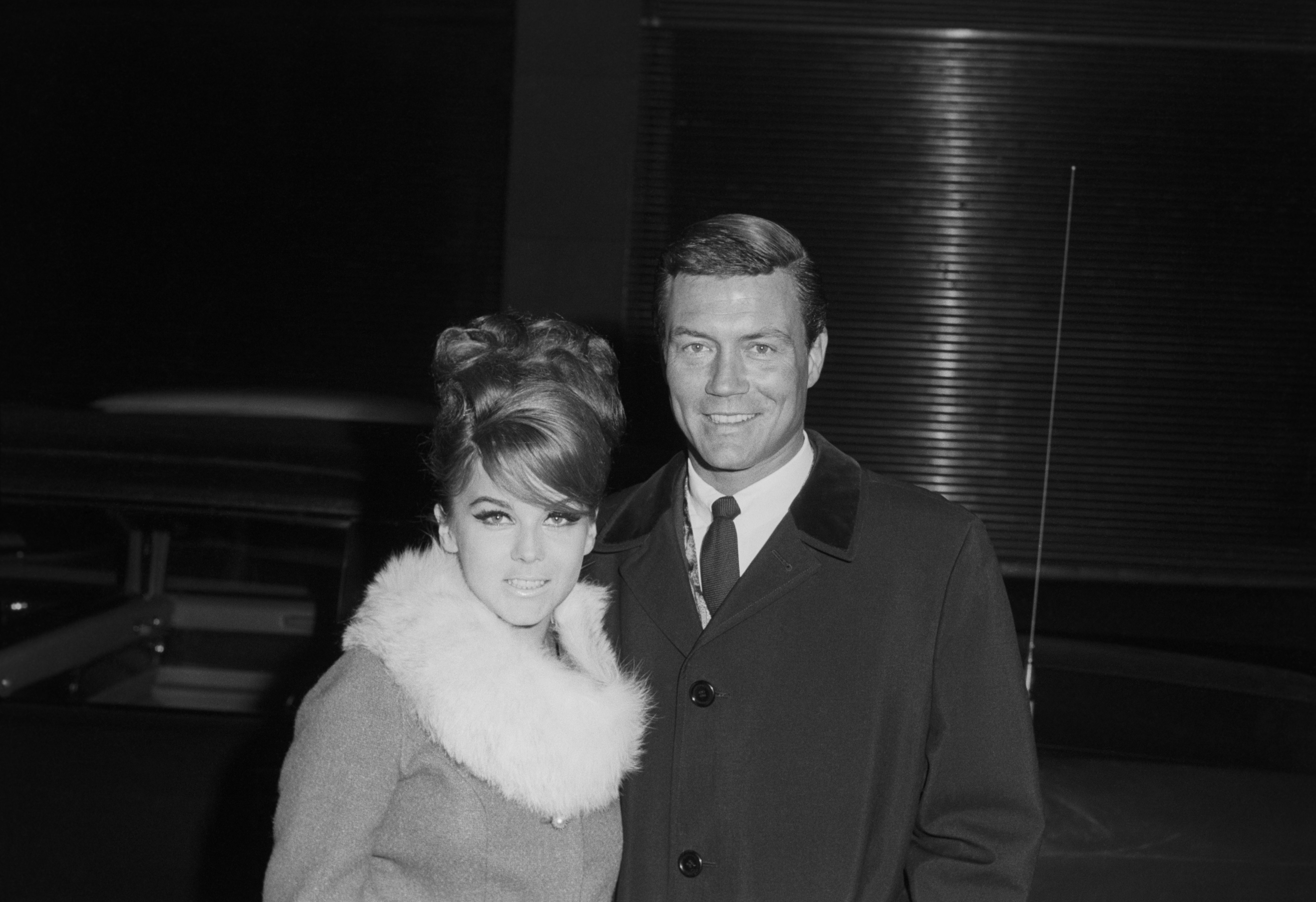 Roger Smith in einem schwarzen Mantel mit Ann-Margret in einem Mantel mit Pelzkragen, aufgenommen 1970 in New York. | Quelle: Getty Images