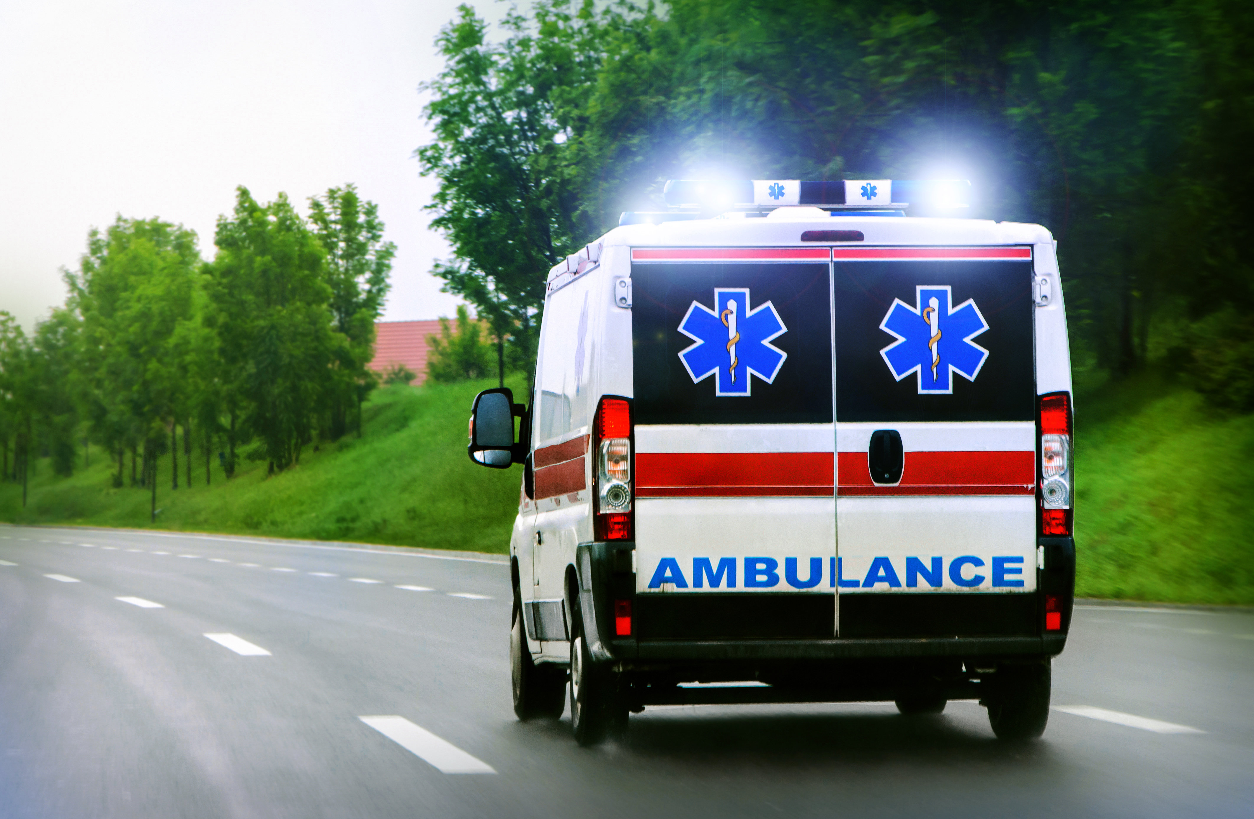 Ein Krankenwagen auf der Straße | Quelle: Shutterstock
