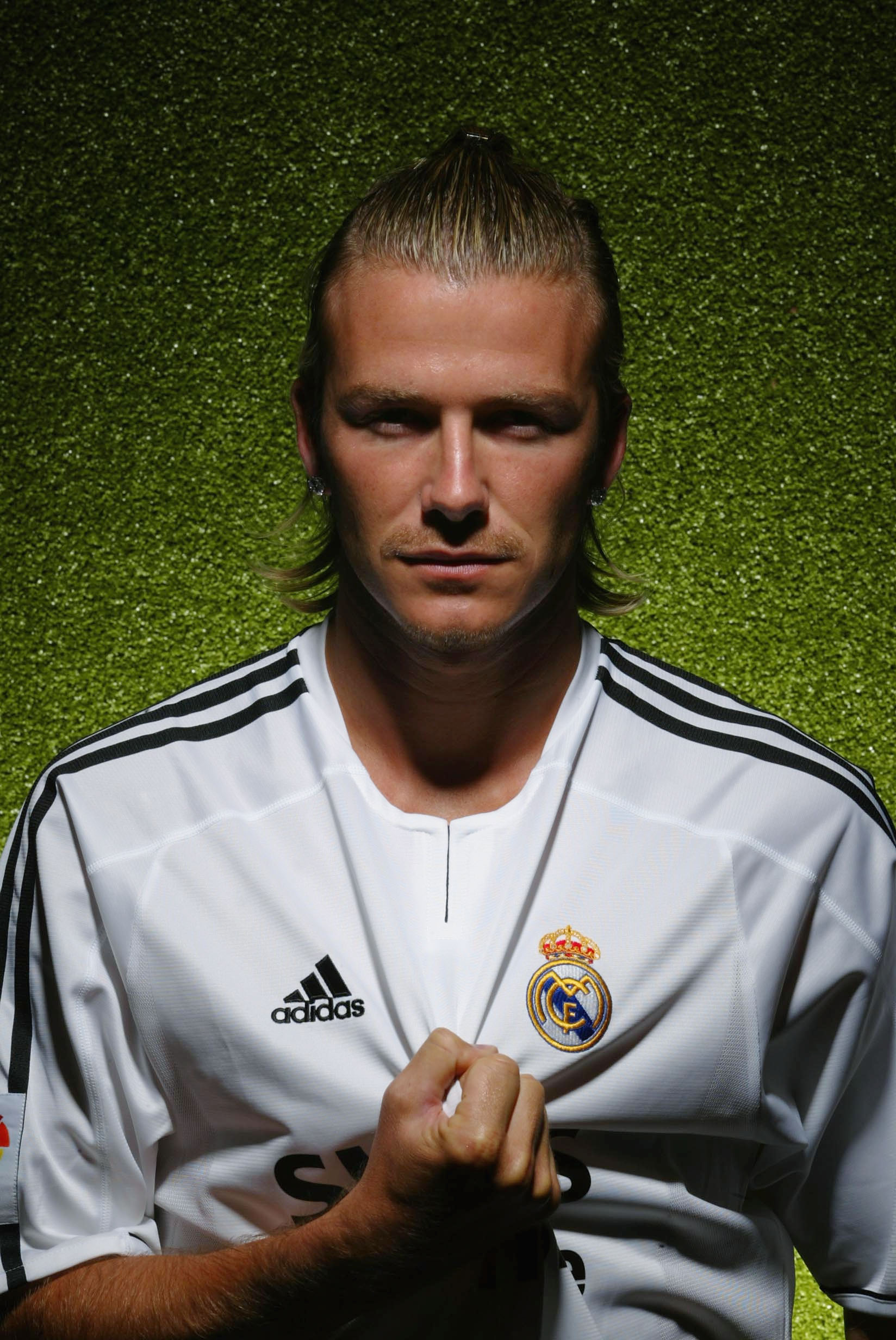 David Beckham trägt sein Real Madrid Trikot mit der Nummer 23 am 2. Juli 2003 in Madrid, Spanien. | Quelle: Getty Images