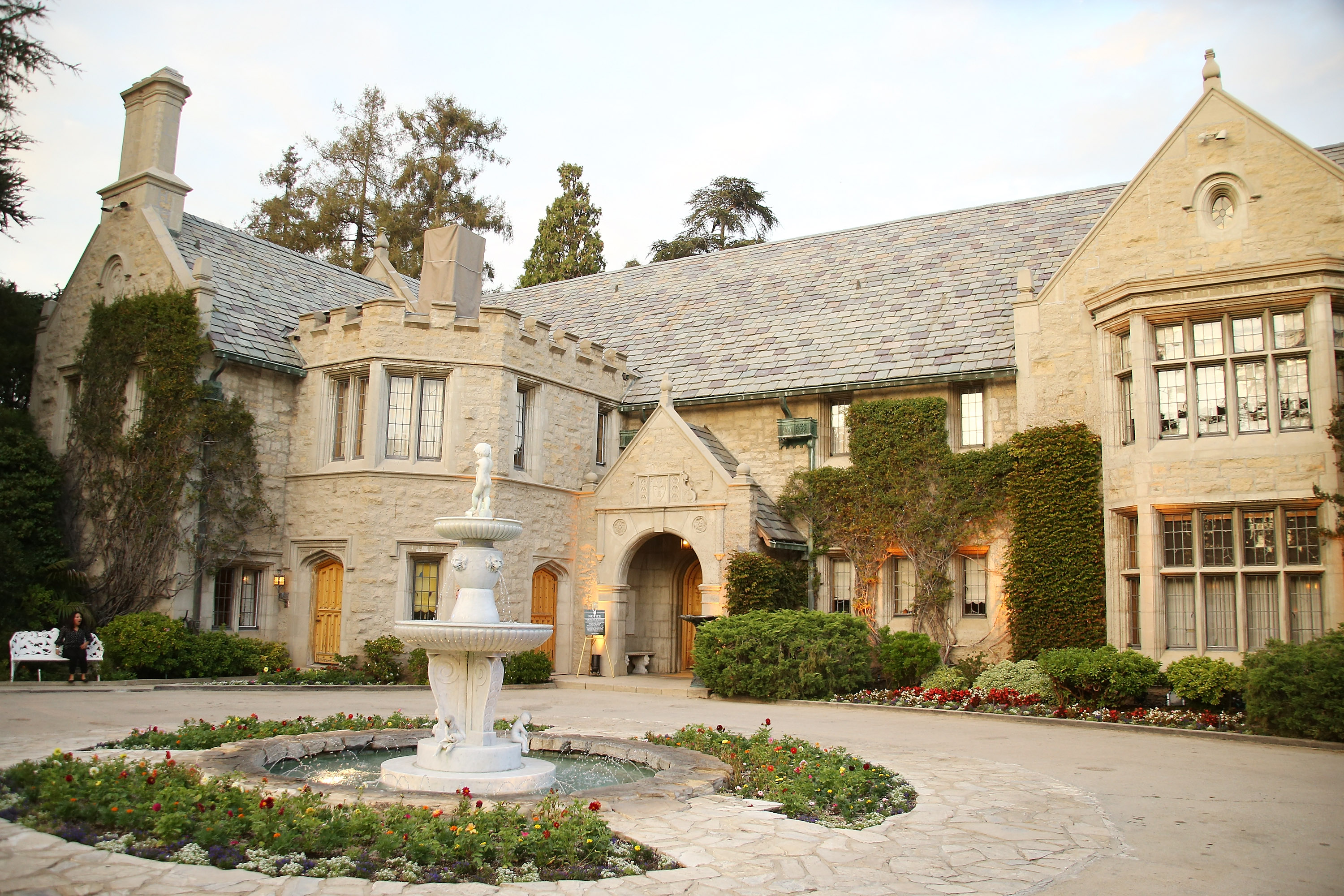 In der Playboy-Villa in Los Angeles fand am 25. August 2015 eine Vorführung von „The Transporter Refueled“ statt. Das historische Anwesen dient als Kulisse für „Playmates“, ein Coming-of-Age-Drama, das von den Besuchen der Regisseurin Lorraine Nicholson in der Villa während ihrer Kindheit inspiriert ist. | Quelle: Getty Images
