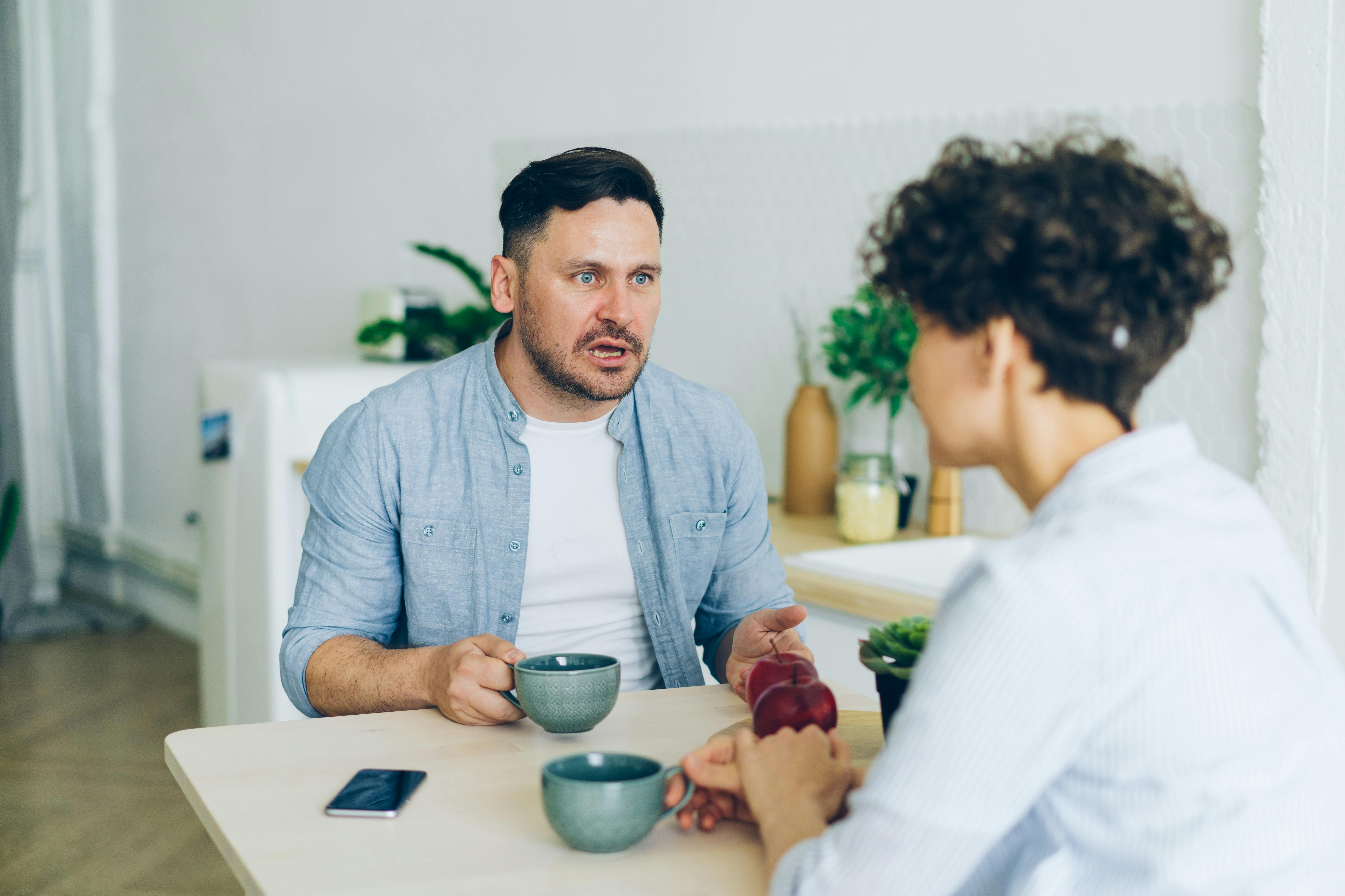 Ein aufgebrachter Mann schreit eine Frau an | Quelle: Pexels