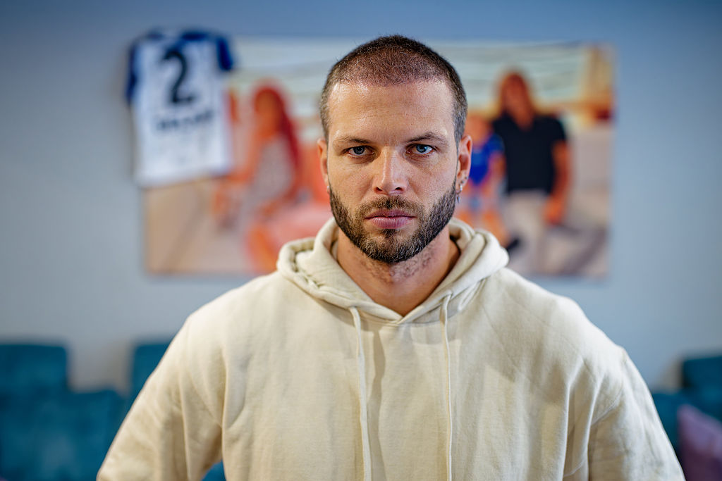 25. November 2025, Baden-Württemberg, Sandhausen: Der ehemalige Fußballer Dennis Diekmeier steht in seiner Wohnung. | Quelle: Getty Images