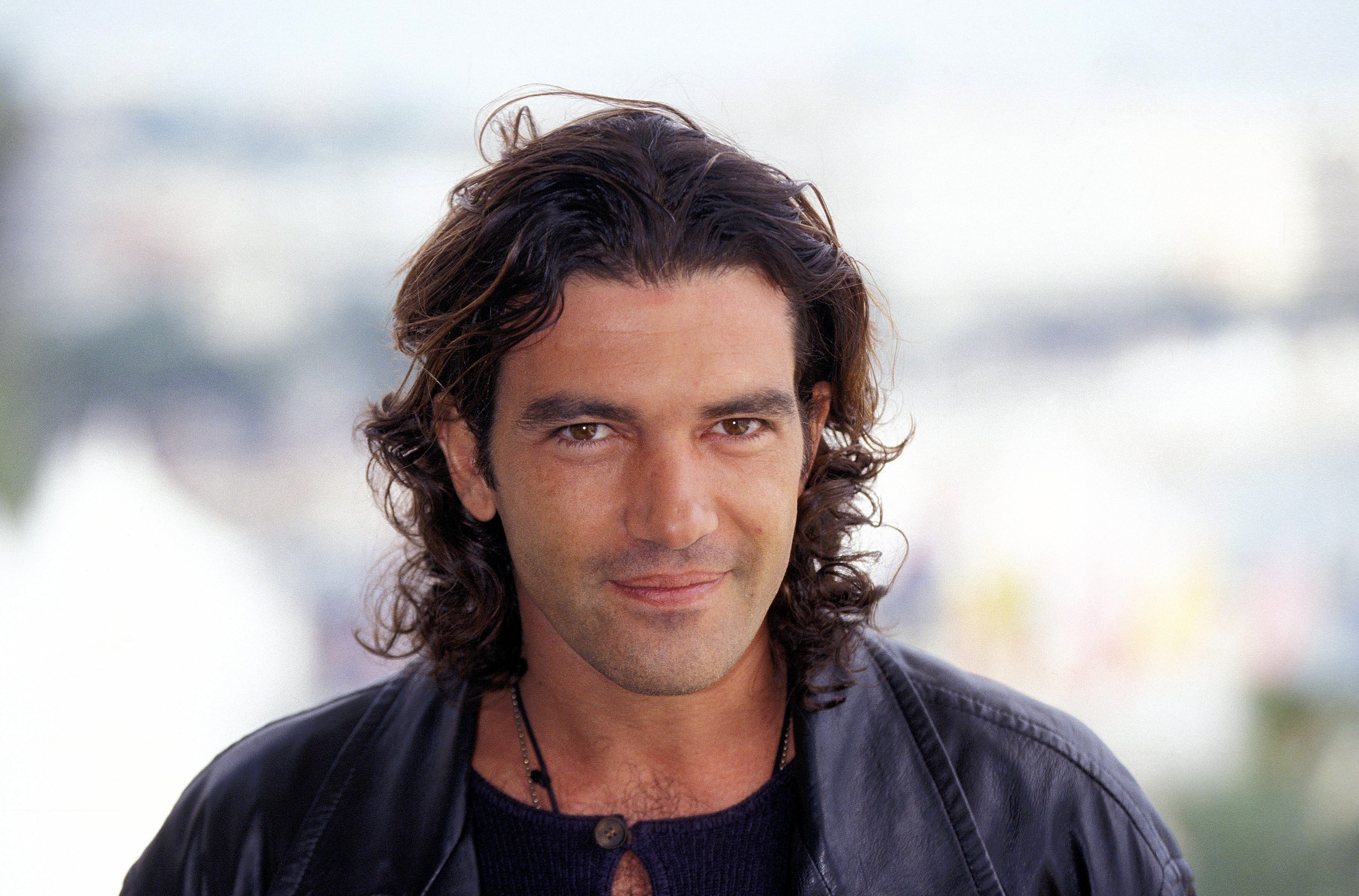 Antonio Banderas beim Fototermin für "Desperados" in Cannes, Frankreich am 1. Mai 1995. | Quelle: Getty Images