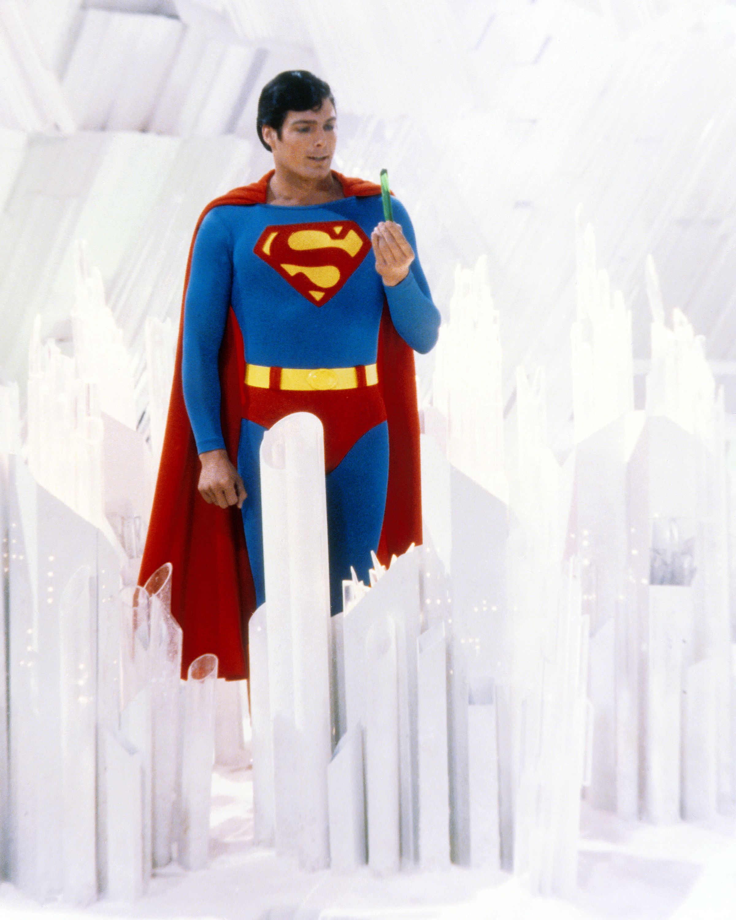 Superman, gespielt von dem amerikanischen Schauspieler Christopher Reeve, hält einen grünen Kristall in der Festung der Einsamkeit in einem Werbefoto aus "Superman "1978 | Quelle: Getty Images