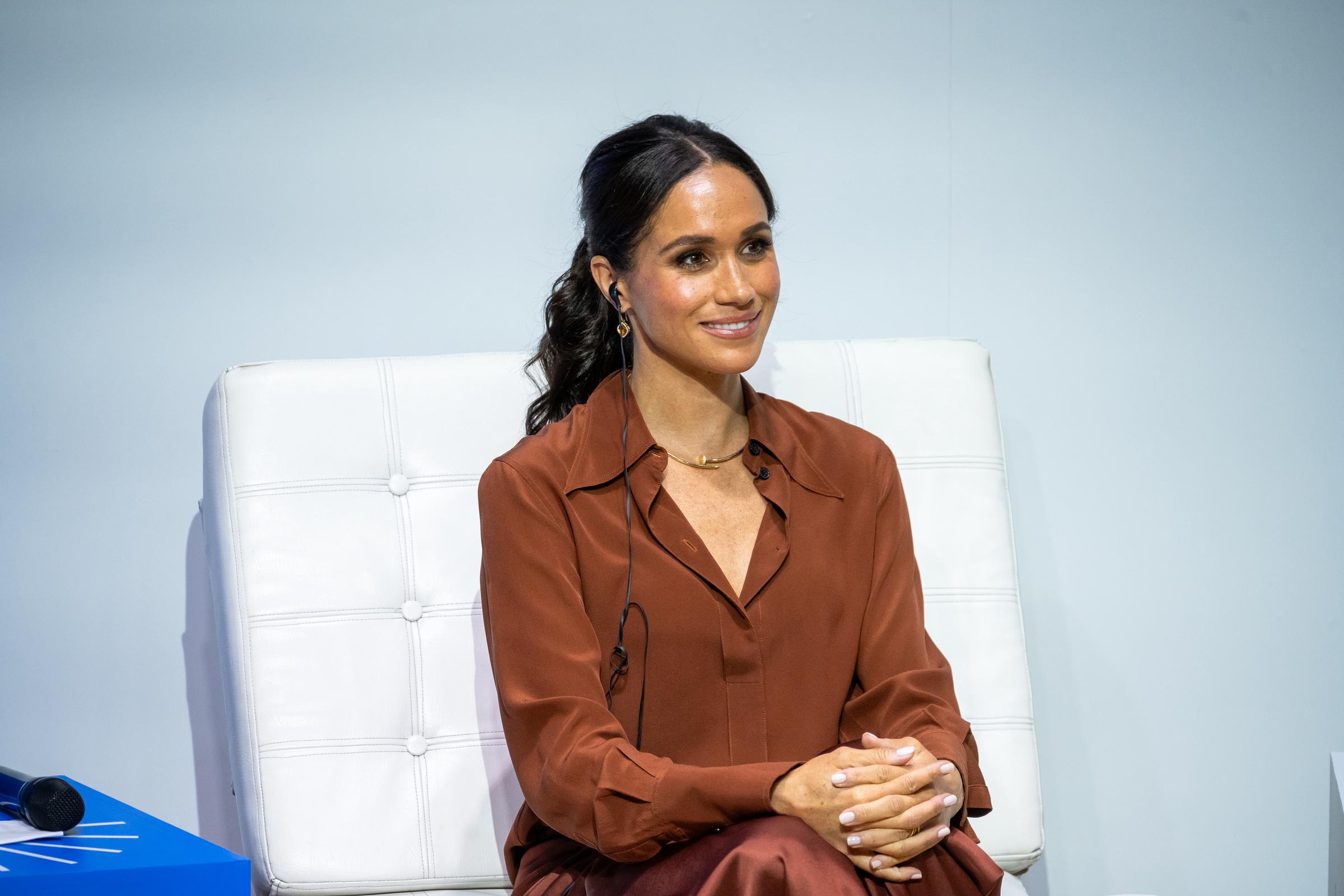 Meghan Markle während eines Forums über digitale Verantwortung an der EAN-Universität am 15. August 2024 in Bogota, Kolumbien. | Quelle: Getty Images