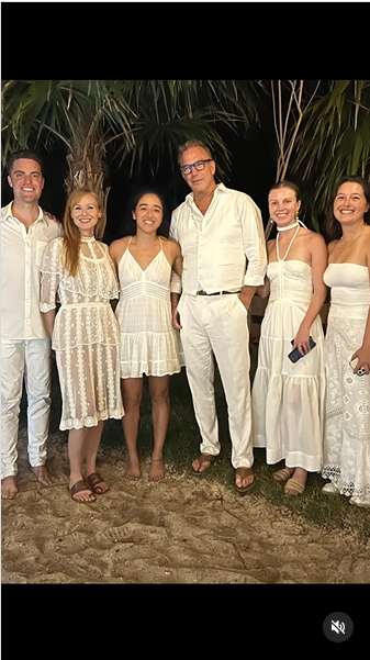 Jewel, Kevin Costner und andere Gäste auf Necker Island, in einem Instagram-Video vom 28. November 2023. | Quelle: Instagram/jewel/