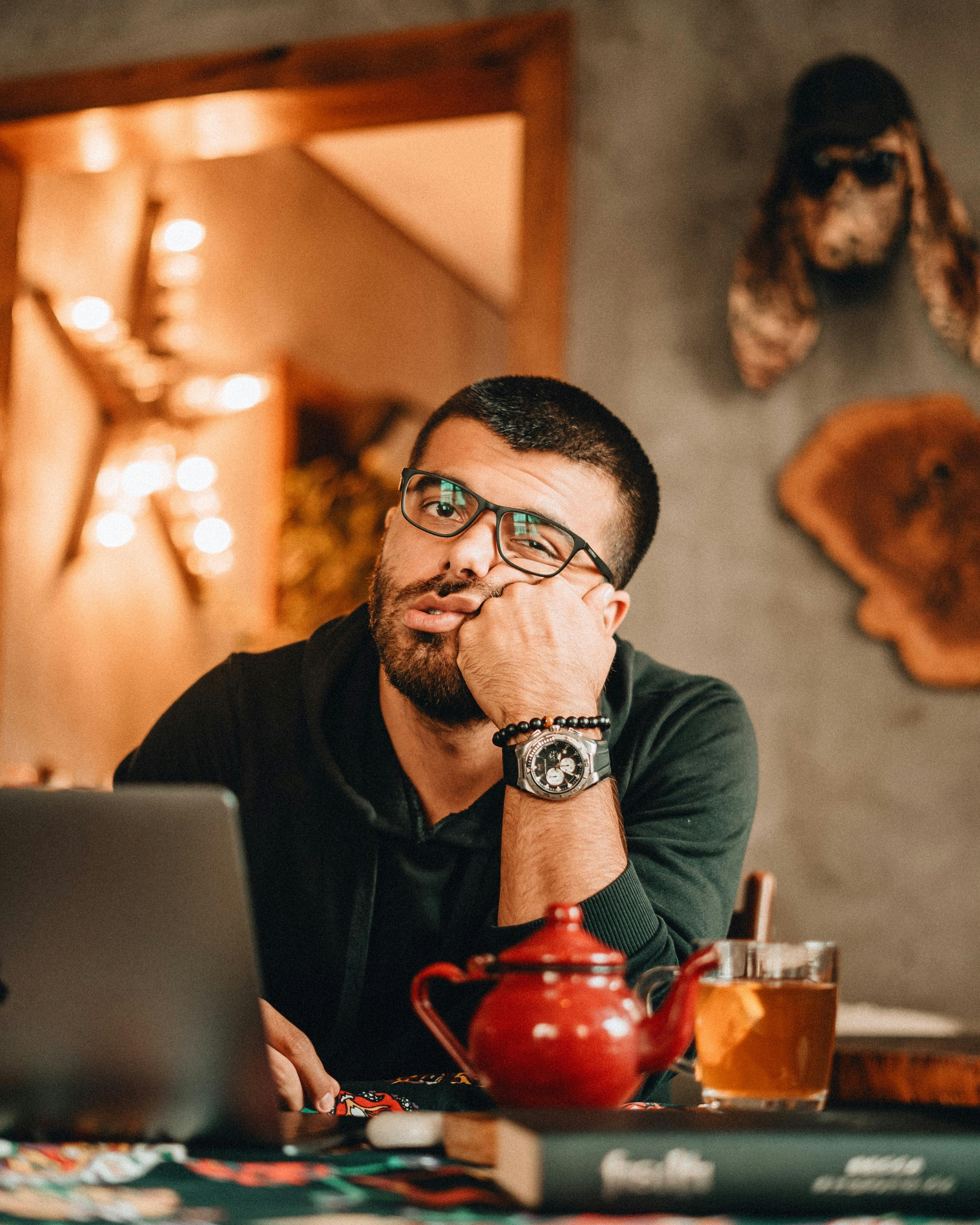 Ein gelangweilter Mann mit der Hand auf seinem Gesicht | Quelle: Pexels