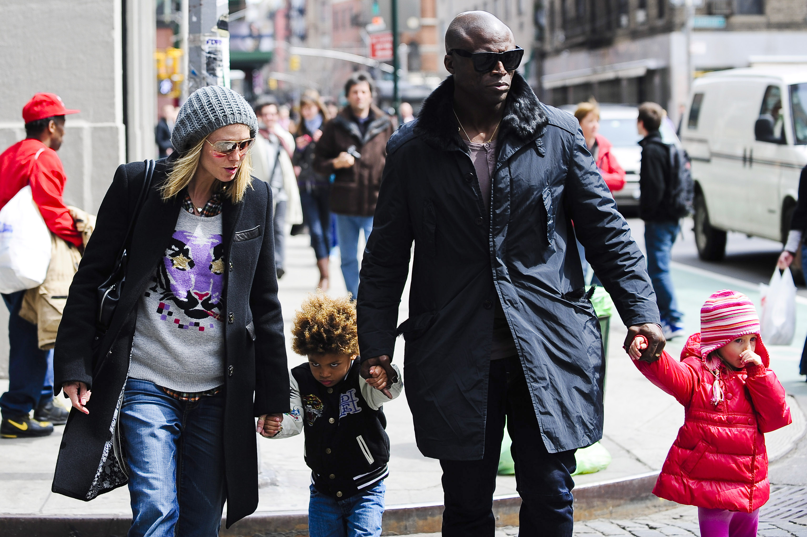 Heidi Klum, Sohn Henry Samuel, Sänger Seal und Tochter Leni Klum spazieren am 13. April 2009 in New York City durch Soho | Quelle: Getty Images