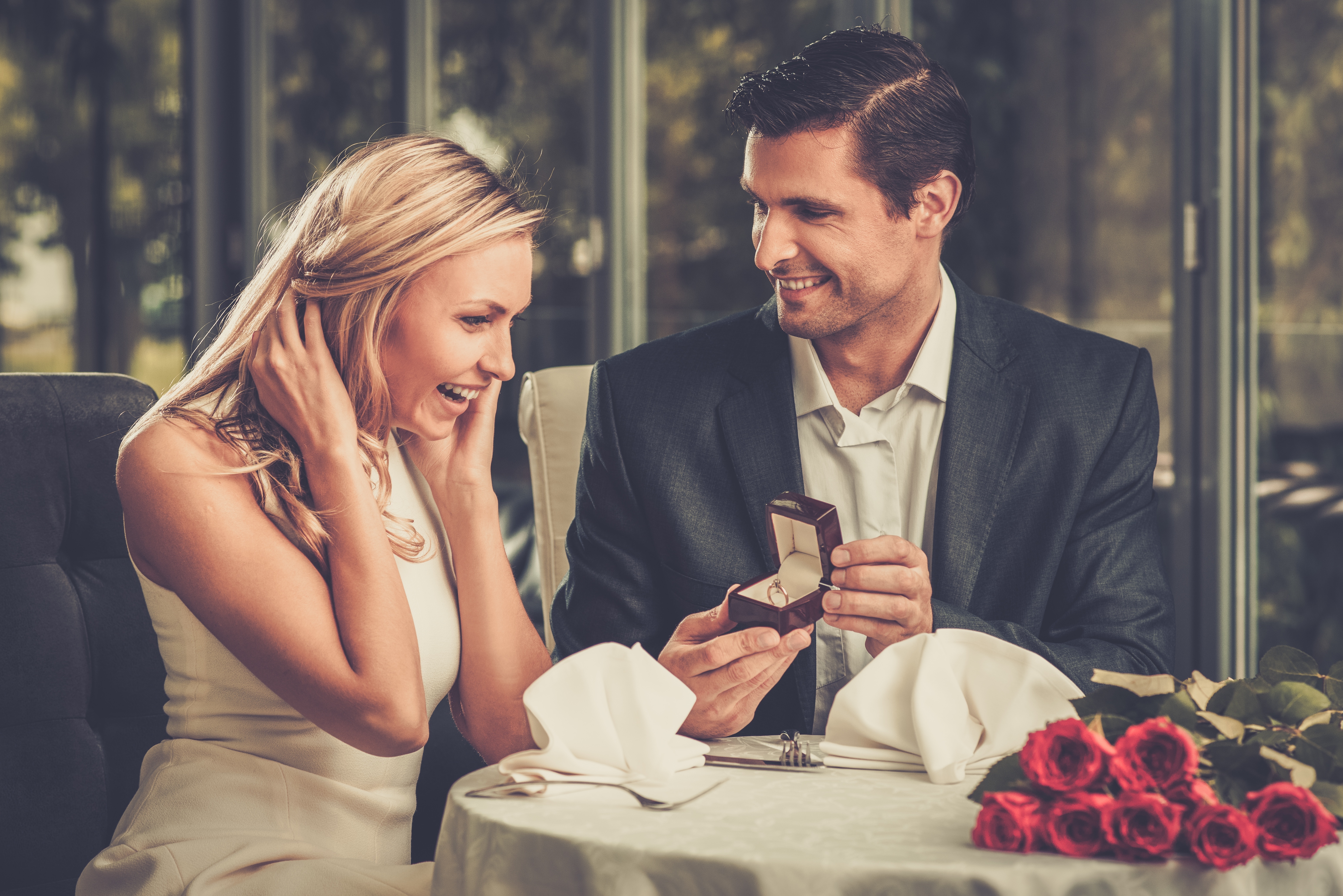 Ein Mann gibt einer Frau einen Ring | Quelle: Shutterstock
