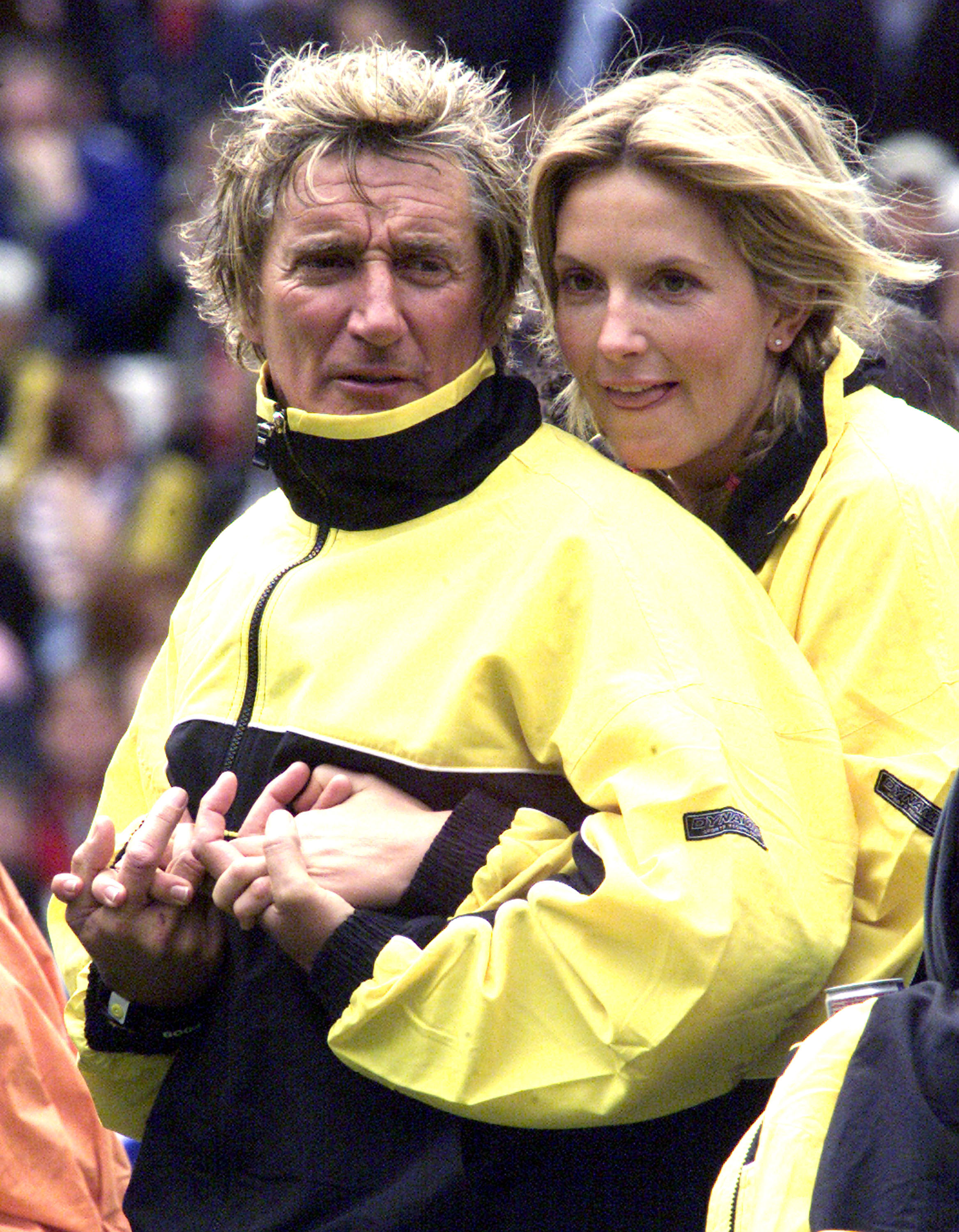 Rod Stewart und Penny Lancaster bei der Veranstaltung "Music Industry Soccer Six Games" am 26. Mai 2002 | Quelle: Getty Images