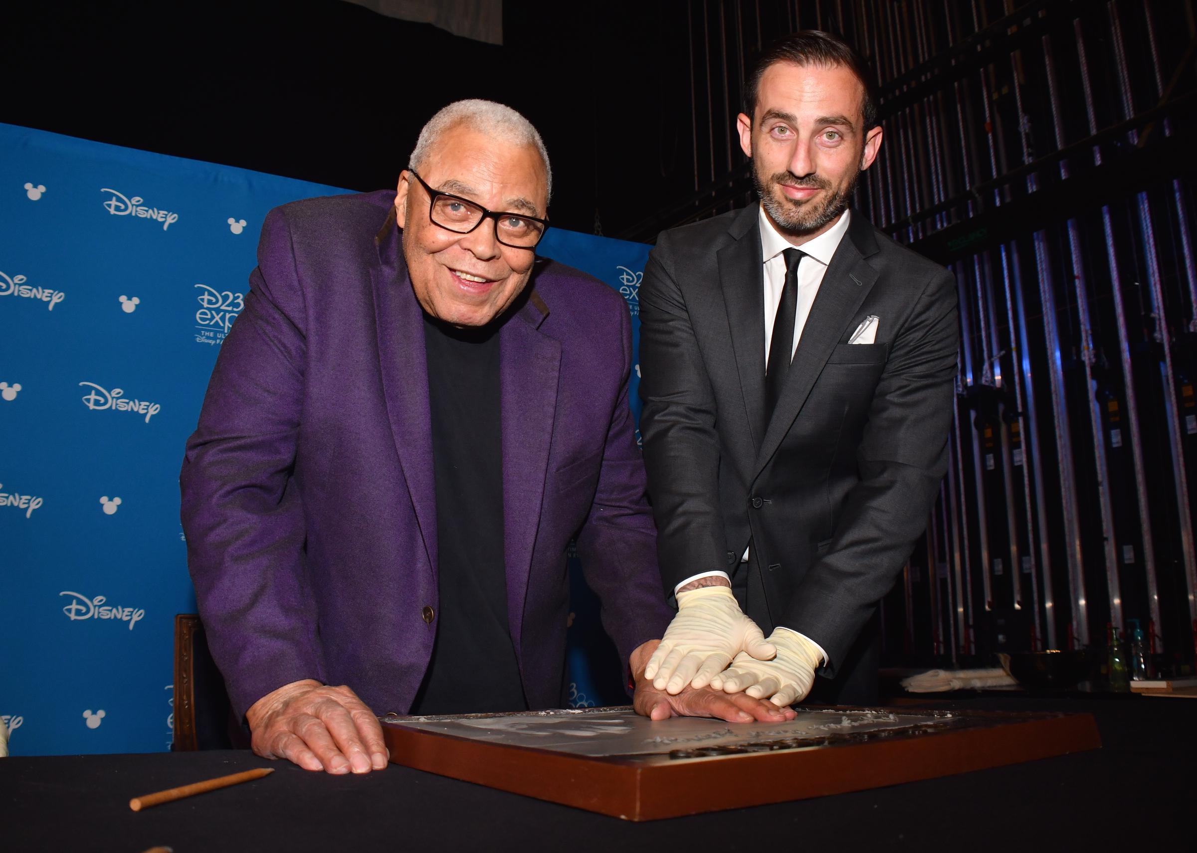 James Earl Jones beim Gießen seiner Hand in Zement für Disney während einer Veranstaltung am 10. Juli 2019 in Pawling, New York. | Quelle: Getty Images