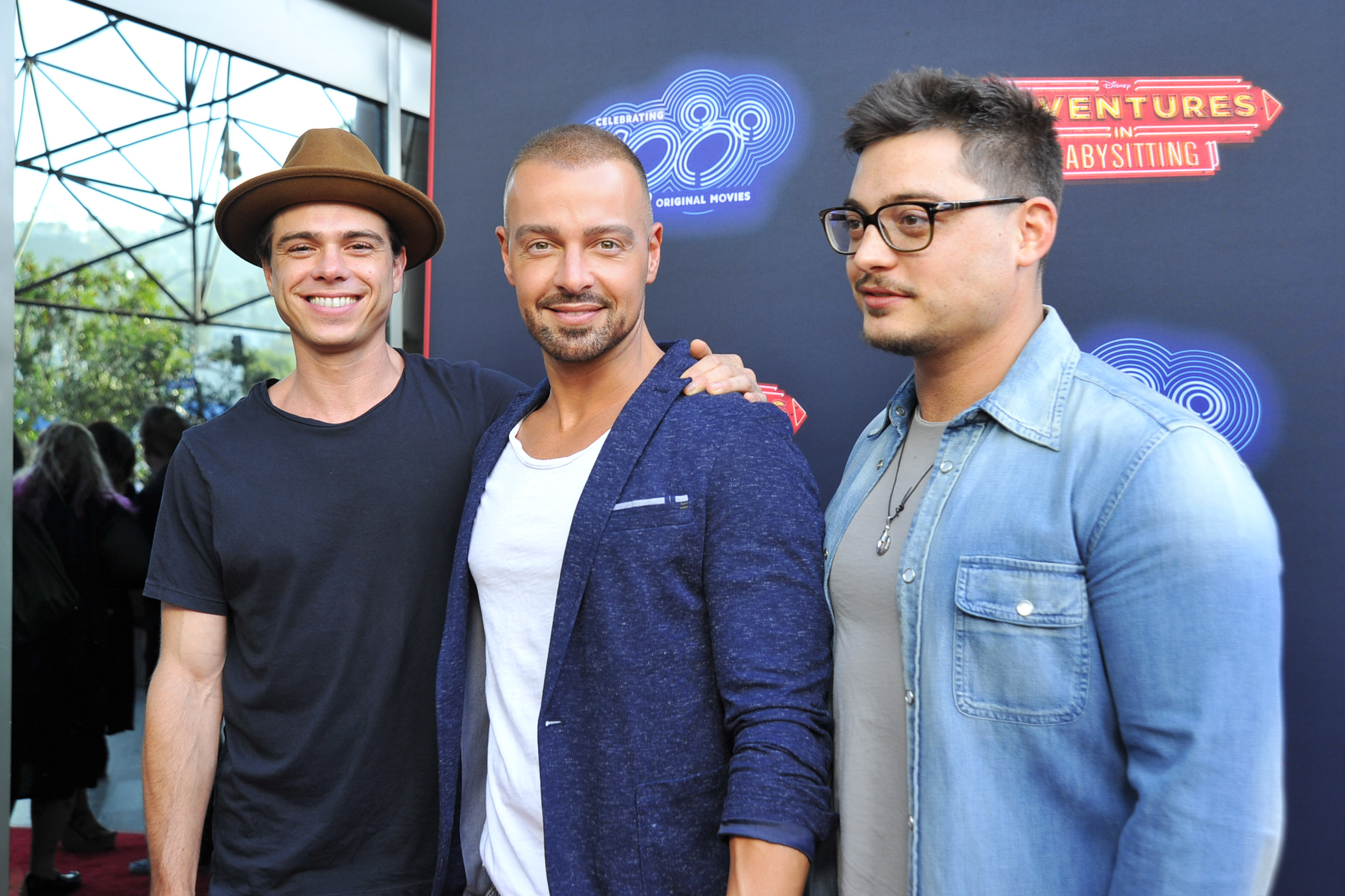 Matthew, Joey und Andrew Lawrence bei der Premiere von "Adventures In Babysitting", 2016 | Quelle: Getty Images