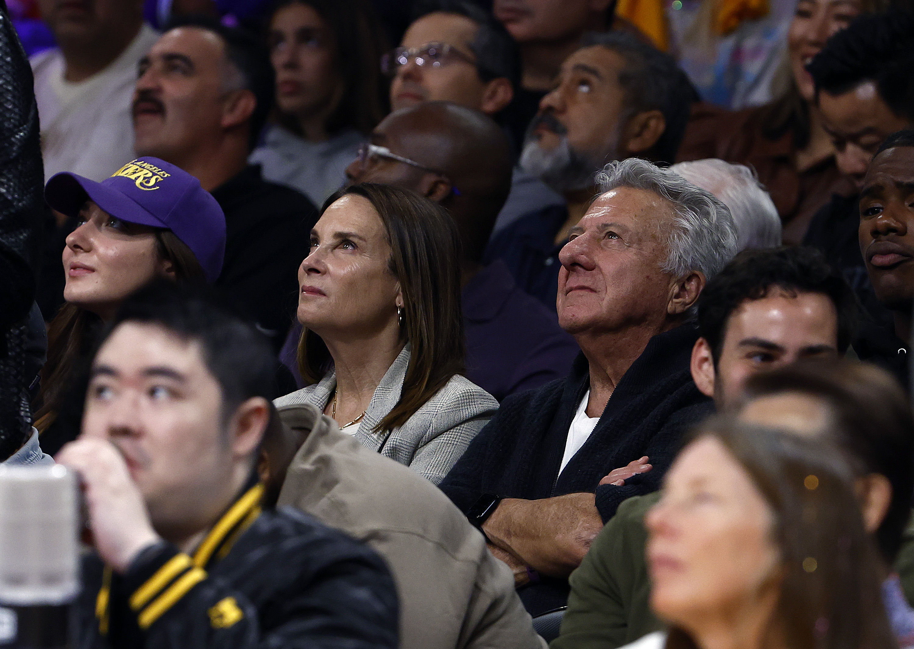 Lisa Hoffman und Dustin Hoffman bei einem Spiel zwischen den LA Clippers und den Los Angeles Lakers im vierten Viertel in Los Angeles, Kalifornien am 20. Oktober 2022. | Quelle: Getty Images
