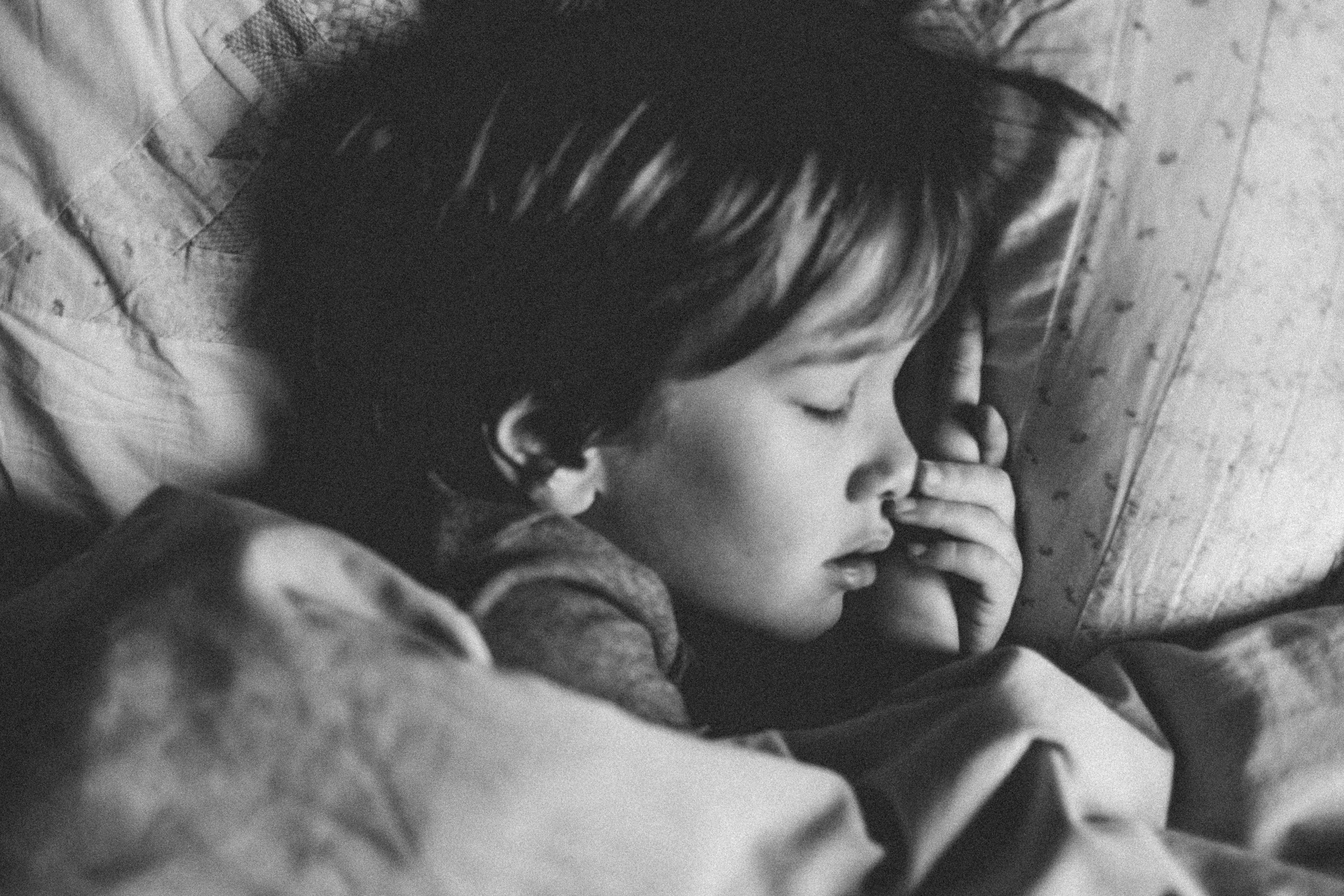 Ein Kind schläft auf dem Bett | Quelle: Unsplash