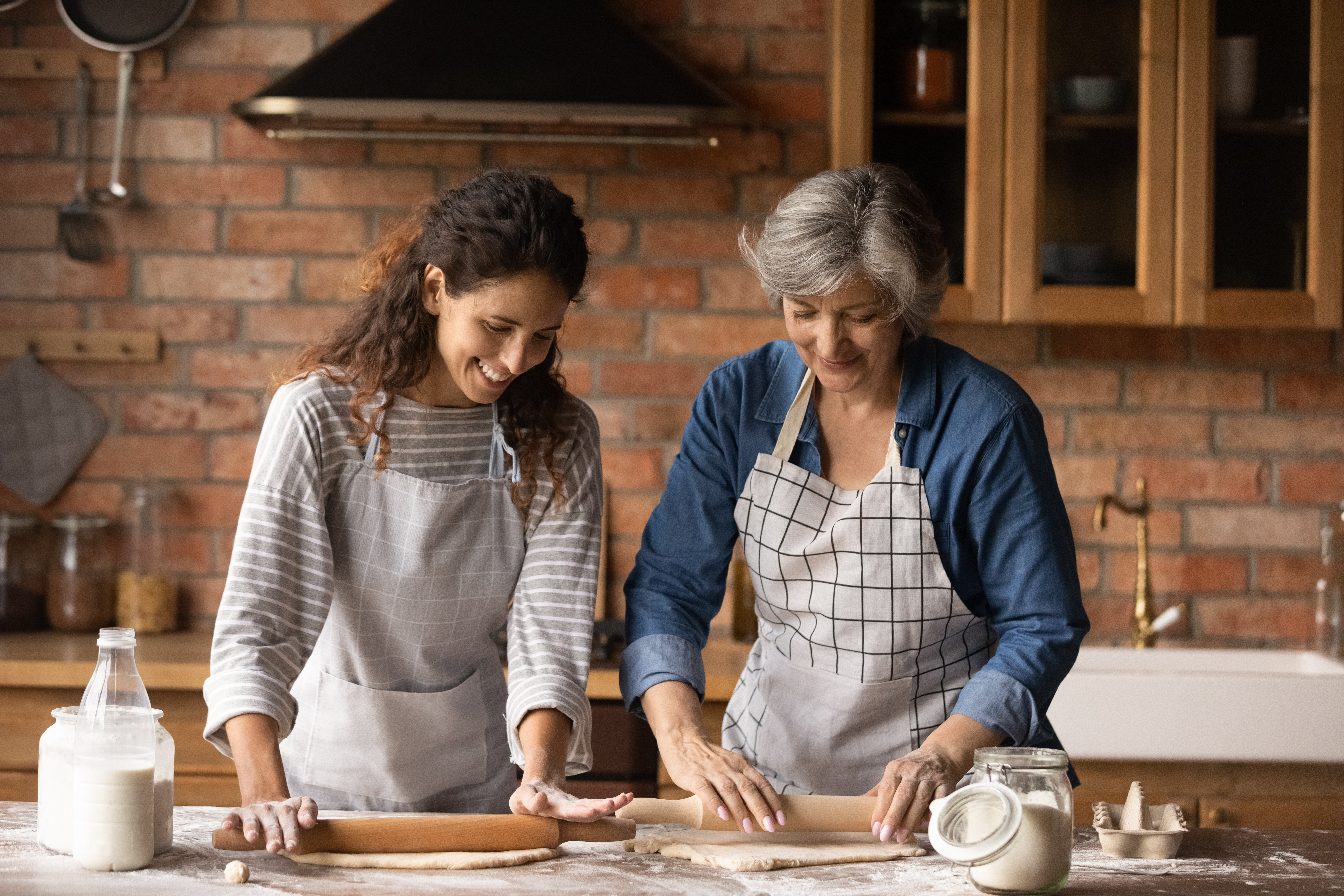 Eine junge und eine ältere Frau beim Kochen | Quelle: Shutterstock