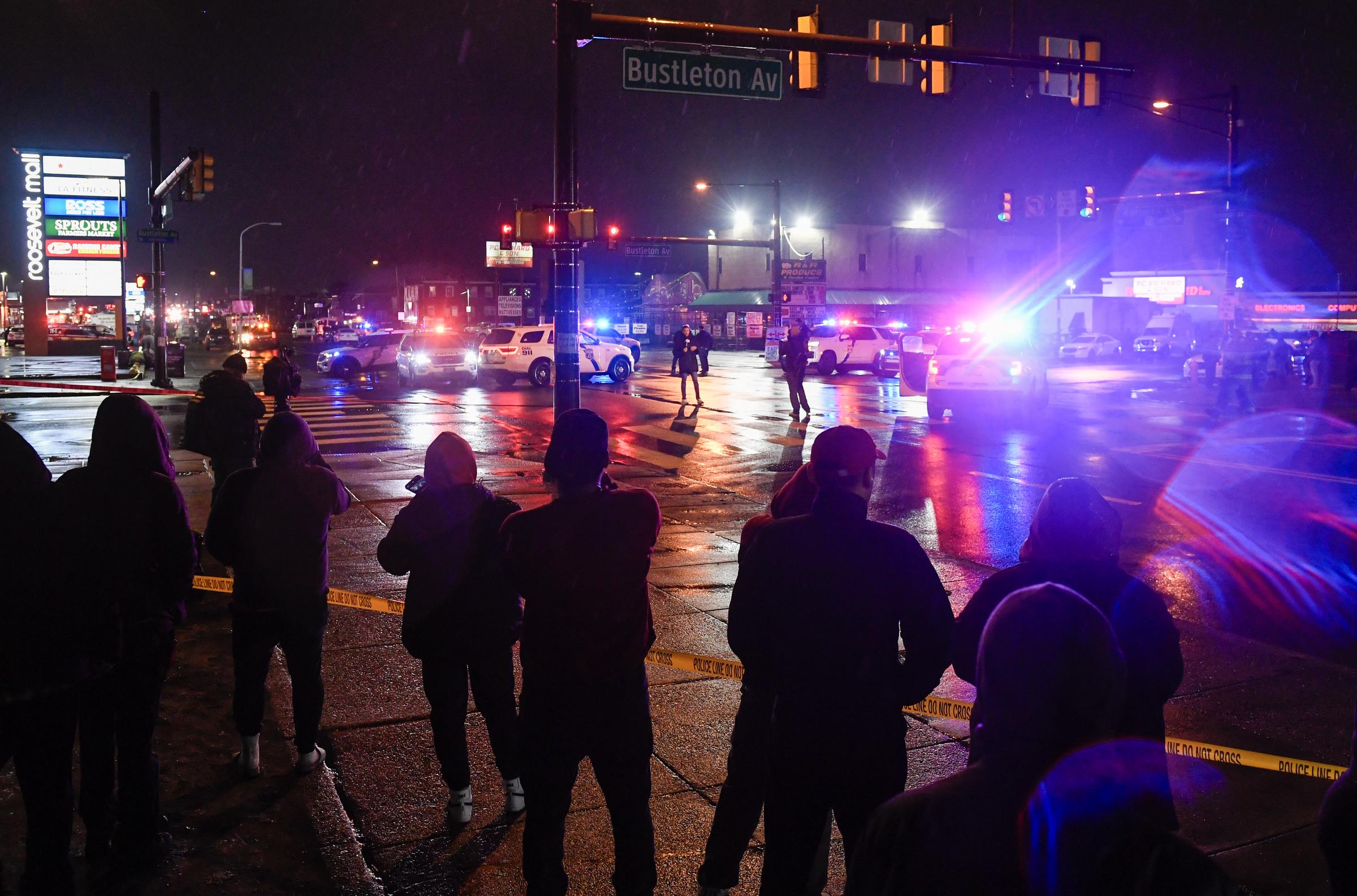 Menschen versammeln sich nach einem Flugzeugabsturz in einem Viertel nahe der Cottman Avenue in Philadelphia, Pennsylvania, am 31. Januar 2025 | Quelle: Getty Images