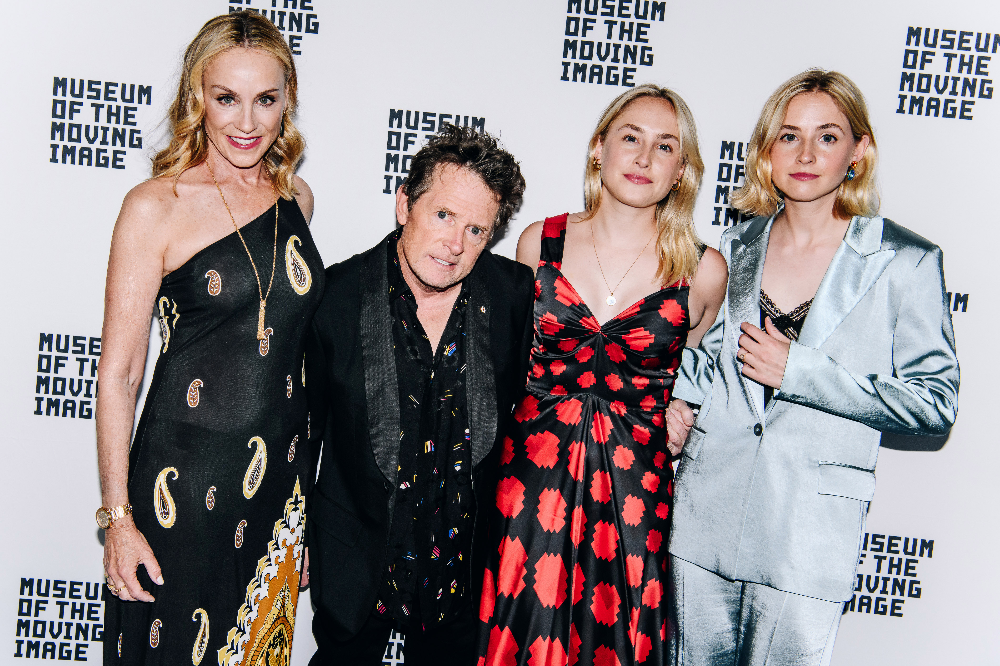 Tracy Pollan und Michael J. Fox mit ihren Zwillingstöchtern Aquinnah und Schuyler Fox bei den Spring Moving Image Awards in New York City am 6. Juni 2023 | Quelle: Getty Images