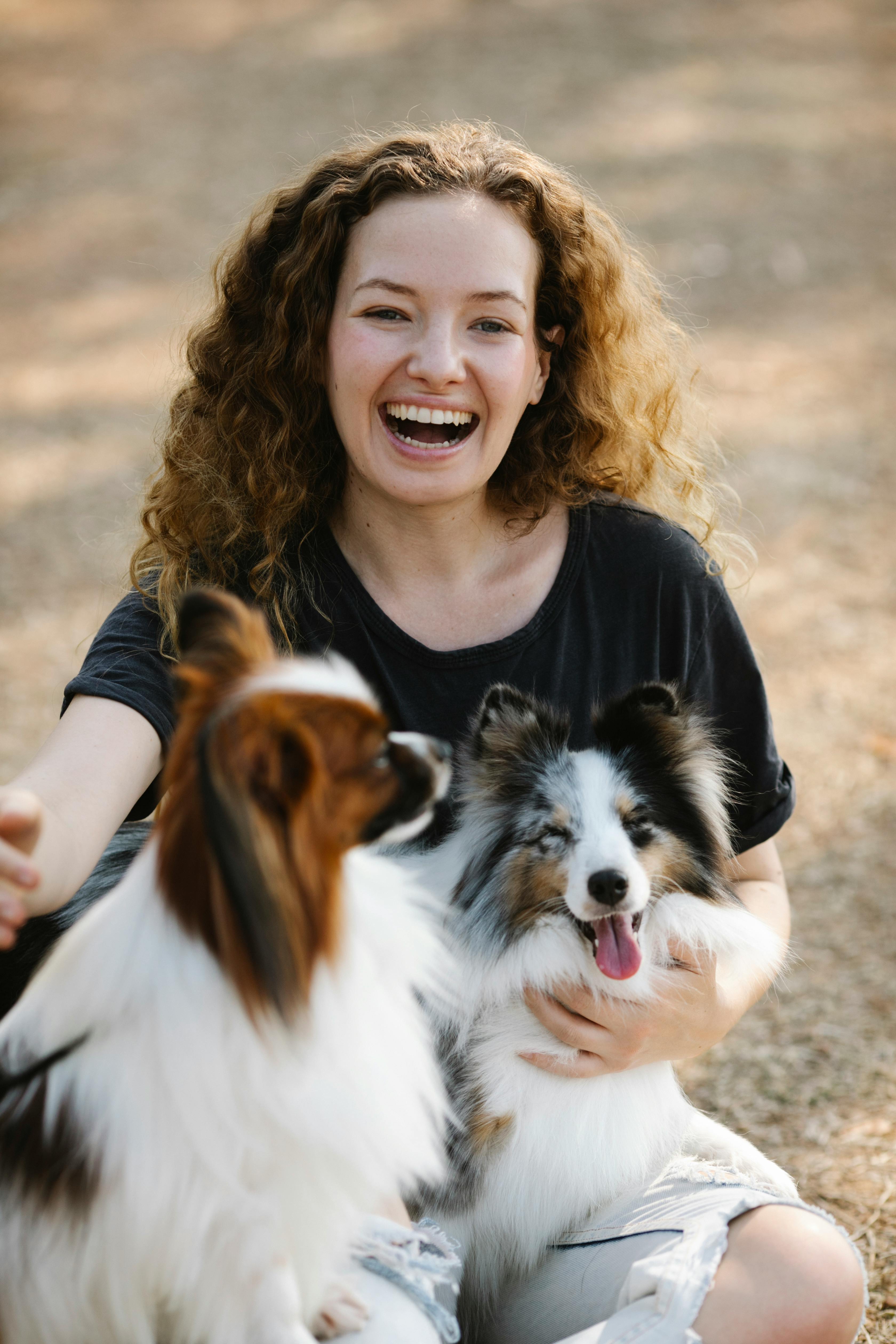 Eine Frau mit ihren Hunden | Quelle: Pexels