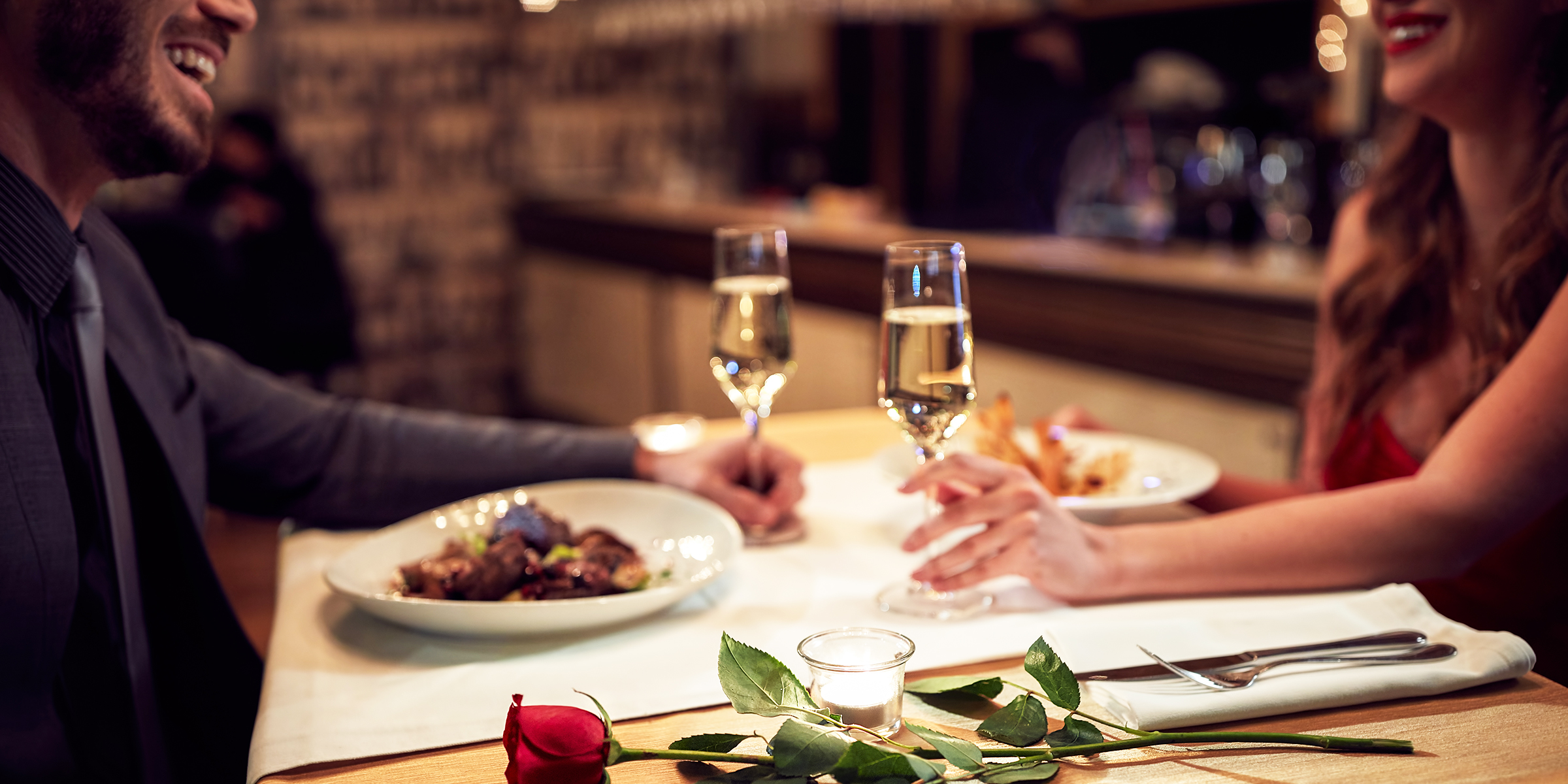 Ein Paar bei einem romantischen Abendessen | Quelle: Shutterstock