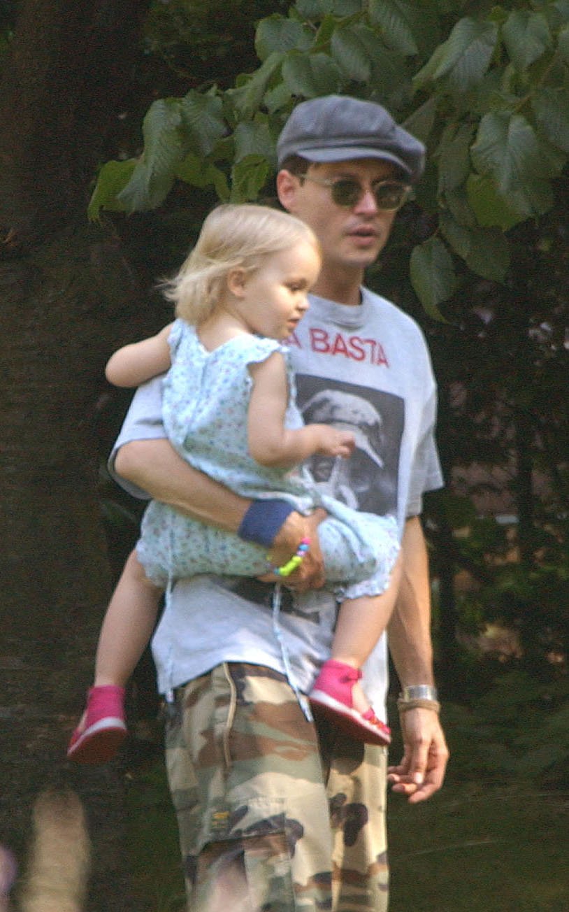 Johnny Depp & Ehefrau Vanessa Paradis nehmen ihre beiden Kinder zu einem Picknick in einem Londoner Park mit. | Quelle: Getty Images