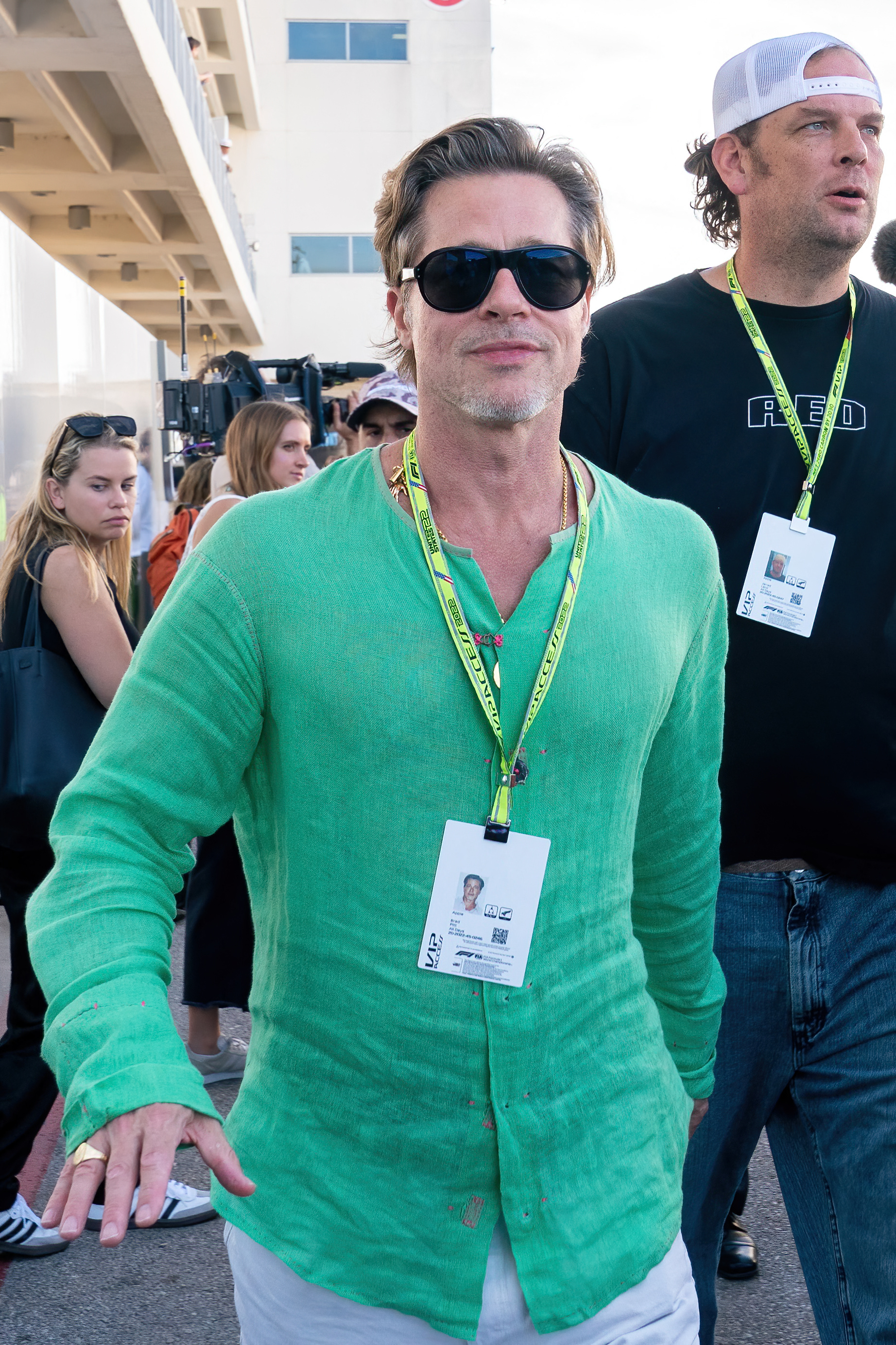 Brad Pitt beim Rundgang durch das Fahrerlager vor dem dritten Training zum Formel 1 Grand Prix der USA am 22. Oktober 2022 in Austin, Texas. | Quelle: Getty Images