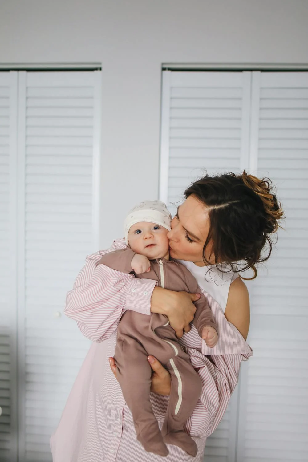Eine Frau, die ein Baby küsst | Quelle: Pexels