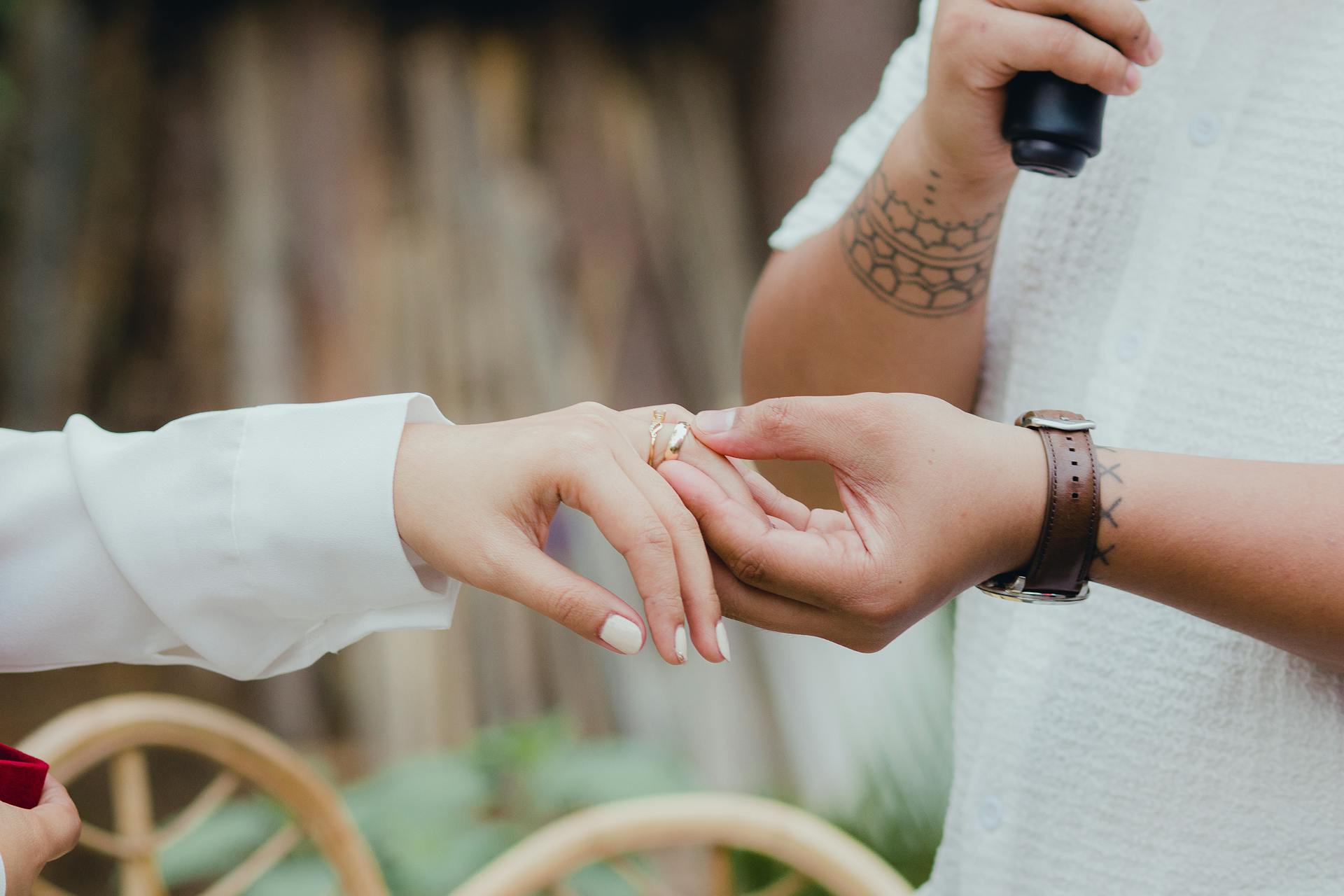 Ein Mann steckt einer Frau einen Ring an den Finger | Quelle: Pexels