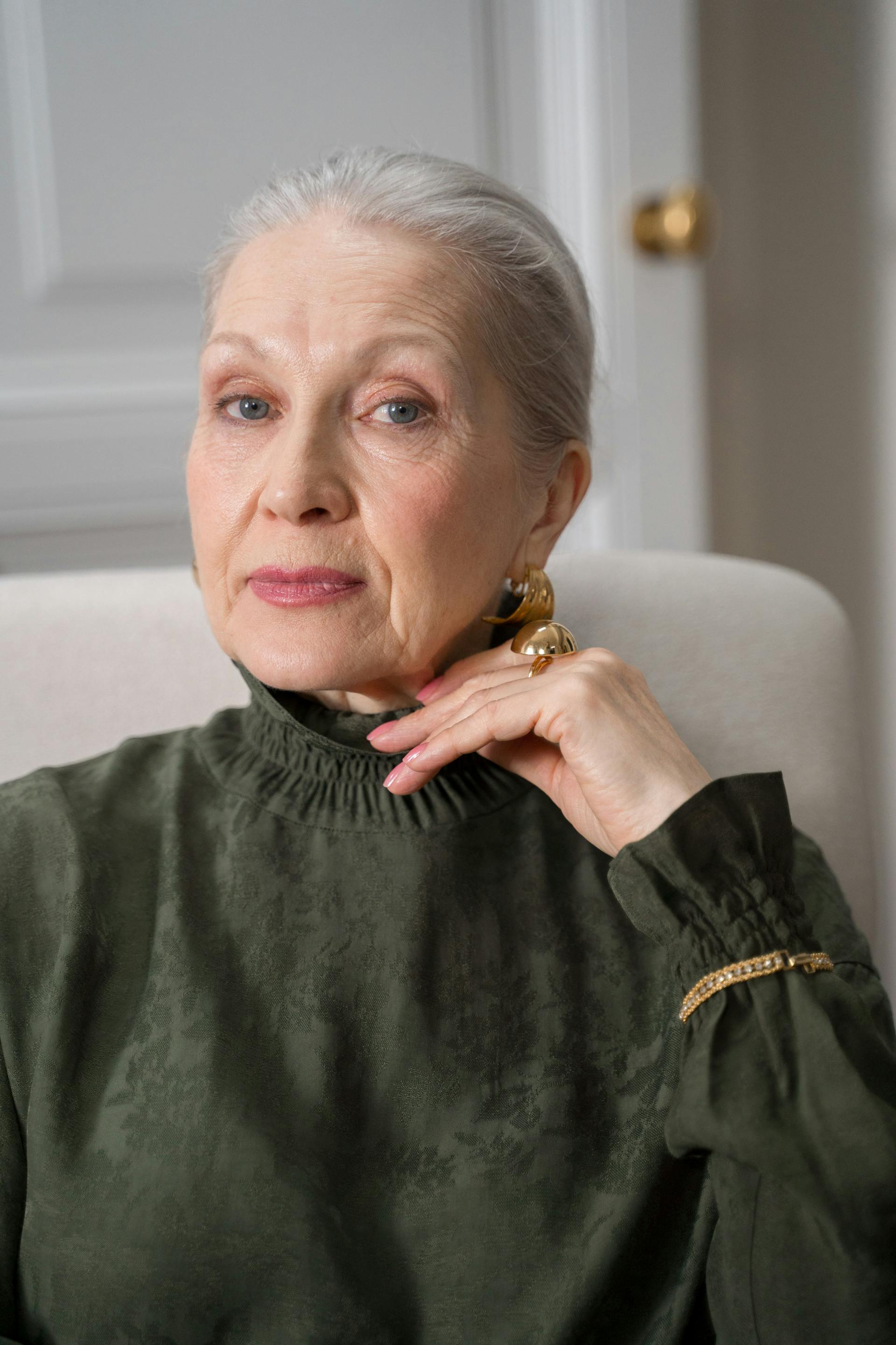 Eine ältere Frau sitzt auf einem Sofa | Quelle: Pexels