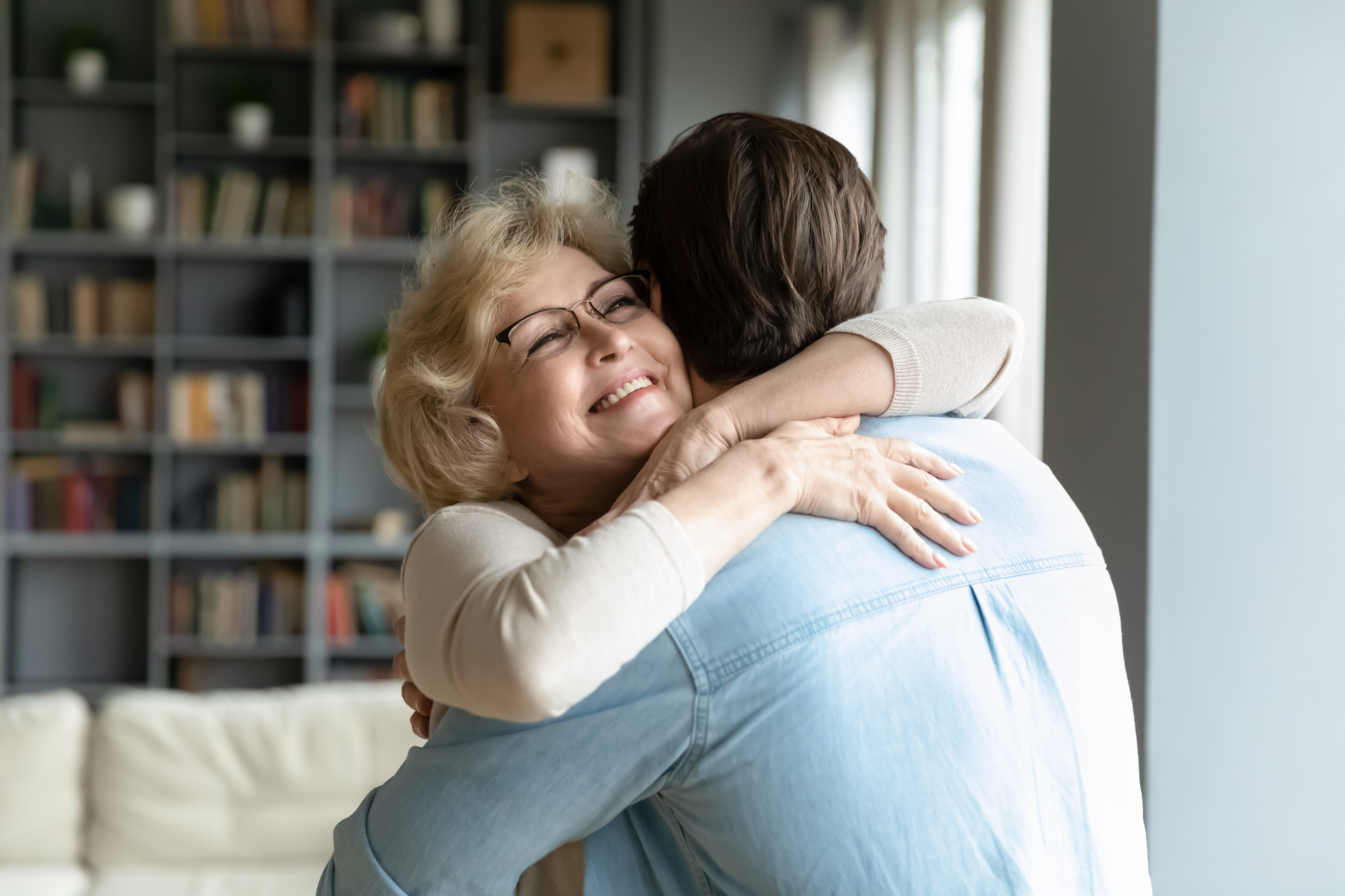 Mutter und Sohn umarmen sich | Quelle: Shutterstock