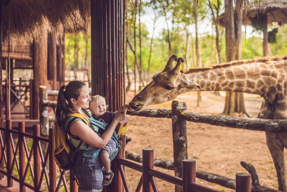 Mutter mit Kind in einem Zoo. | Quelle: Shutterstock