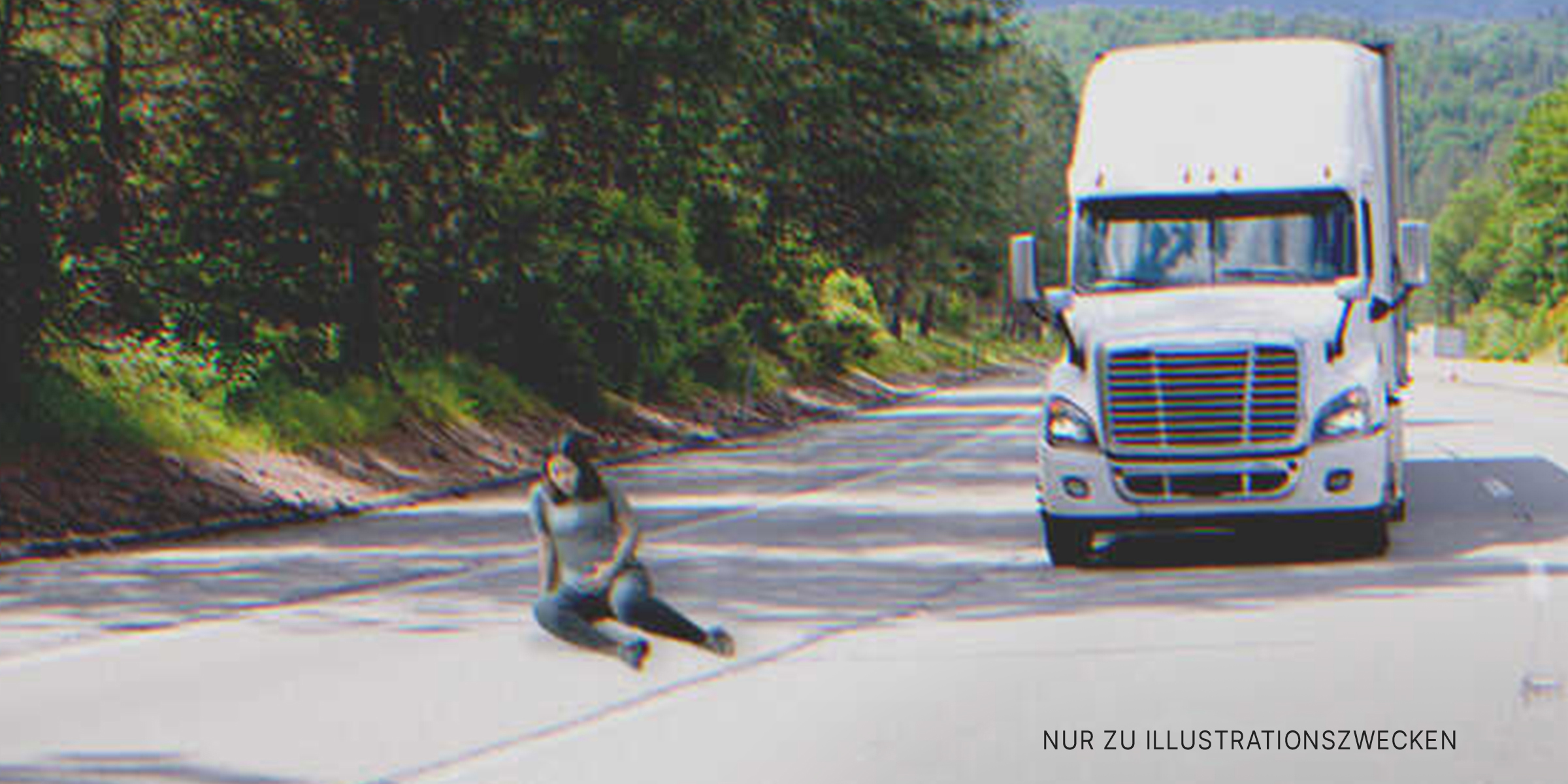 Lastwagen, der an einer schwangeren Frau vorbeifährt. | Quelle: Shutterstock