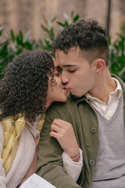 Im Park küsste sich ein Paar. | Quelle: Pexels