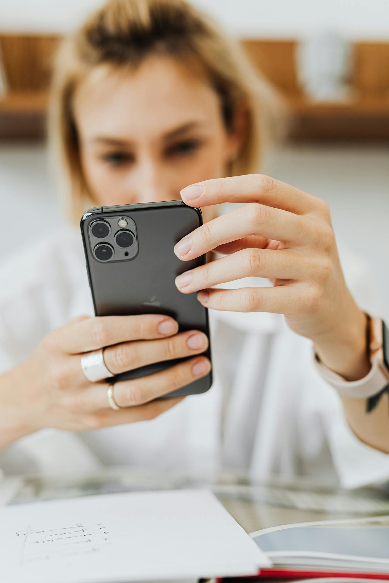 Eine Frau schaut auf ihr Telefon | Quelle: Pexels