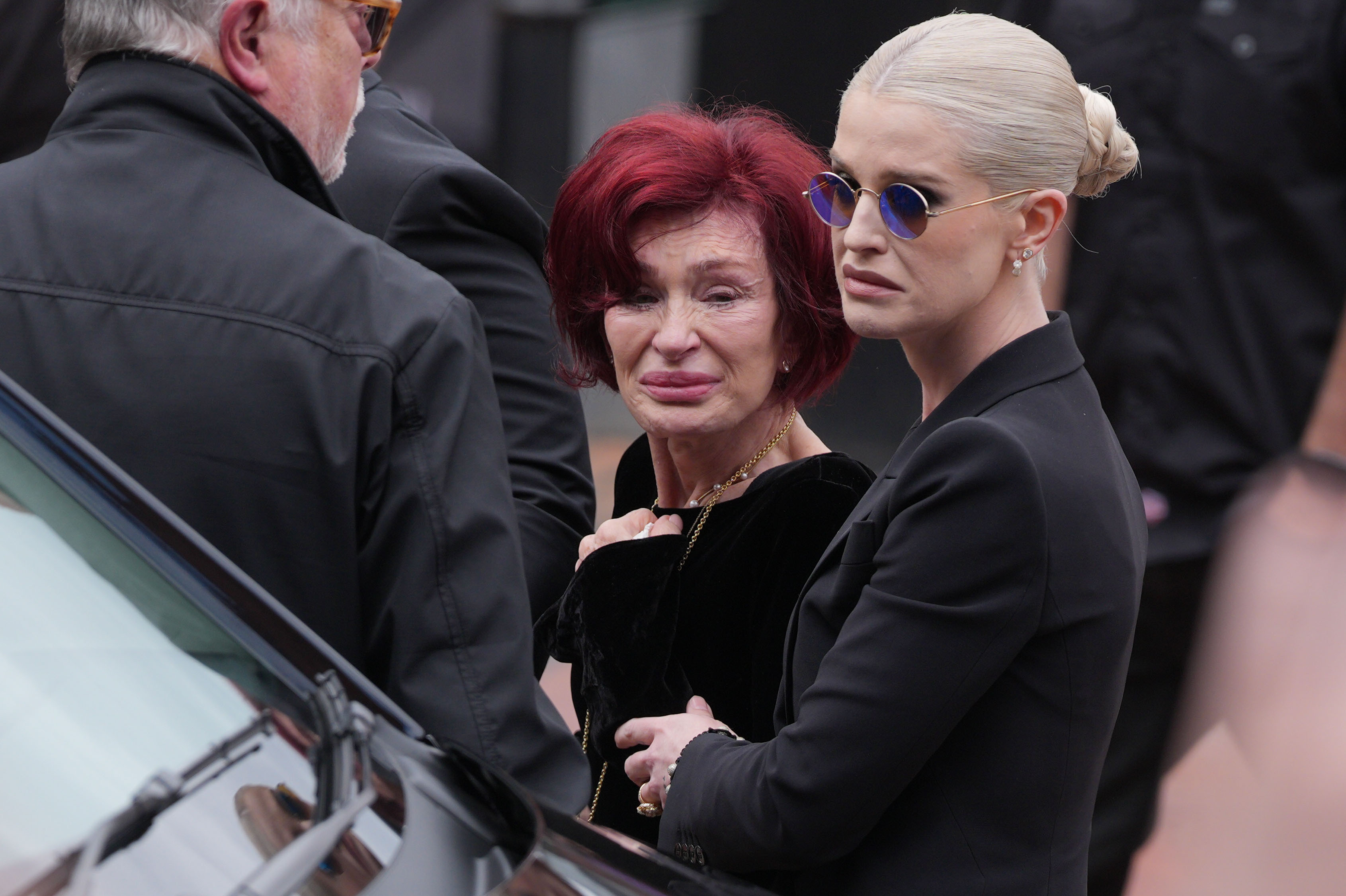 Sharon und Kelly Osbourne halten an, um sich die Ehrungen für den verstorbenen Ozzy Osbourne am 30. Juli 2025 in Birmingham, England, anzusehen. | Quelle: Getty Images