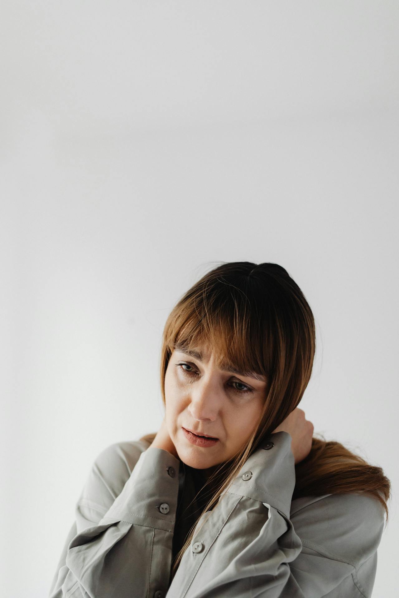 Eine emotional überforderte Frau | Quelle: Pexels